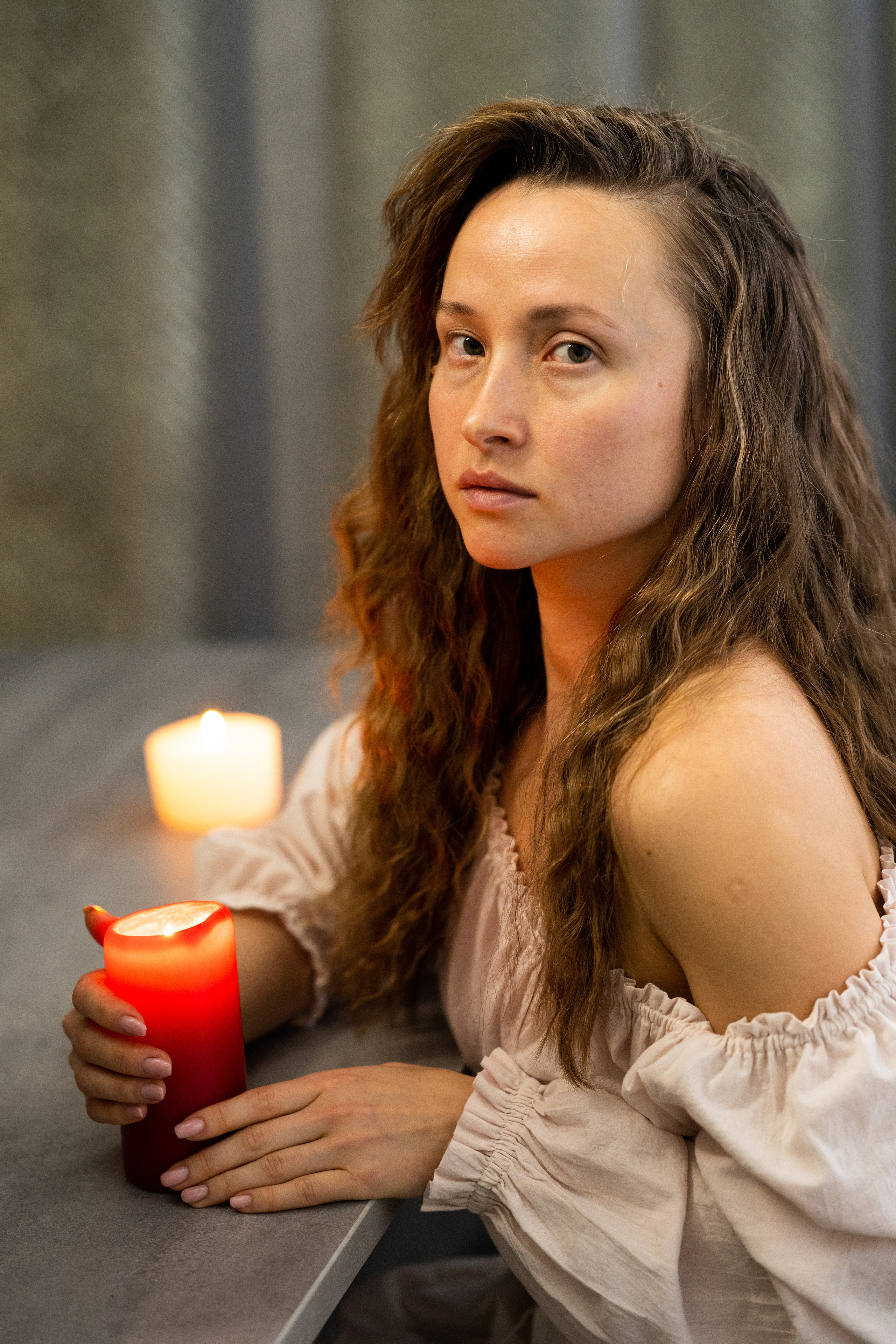 Фотосессия девушки со свечой
