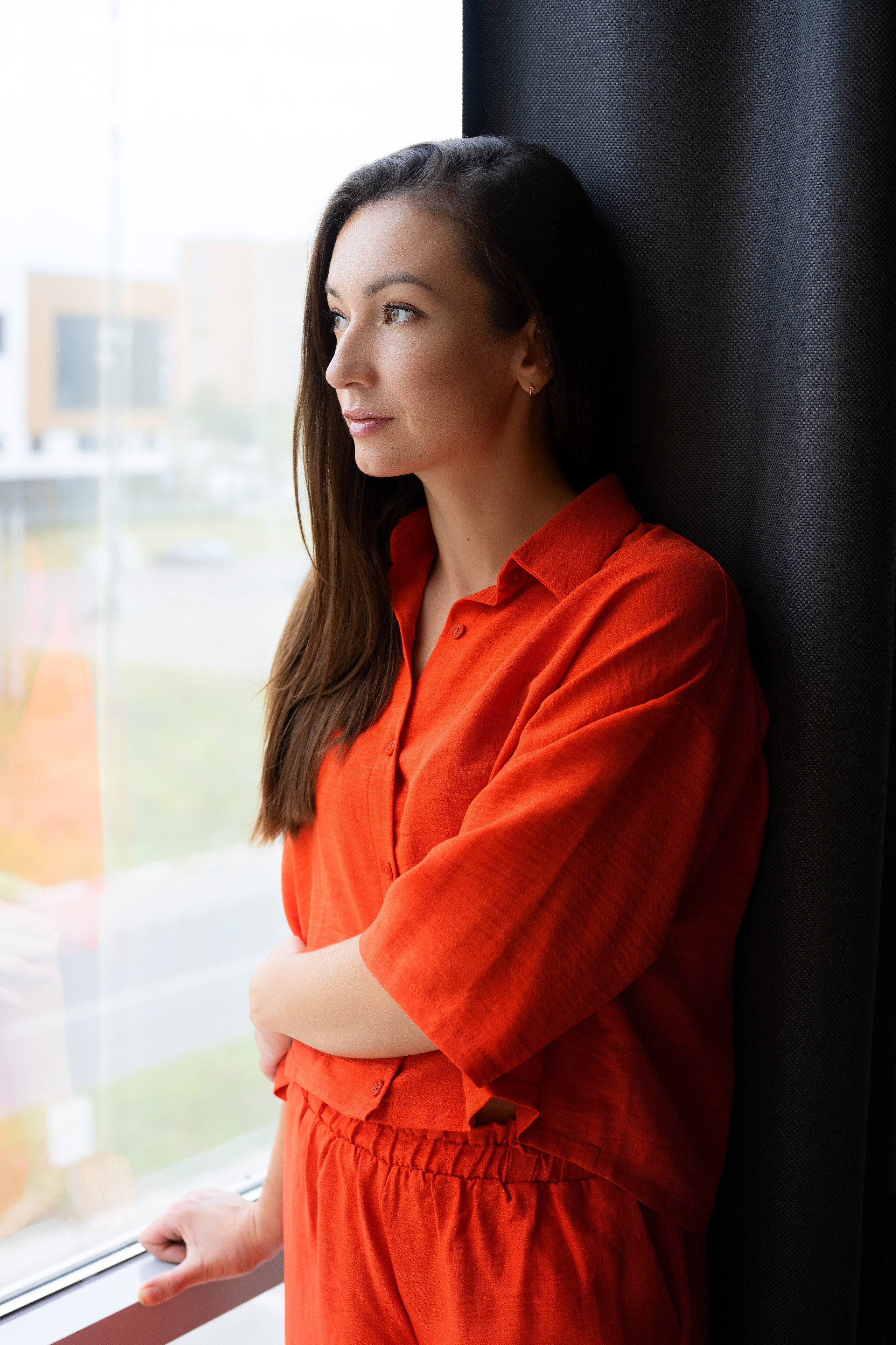 Студийная съёмка девушки у окна