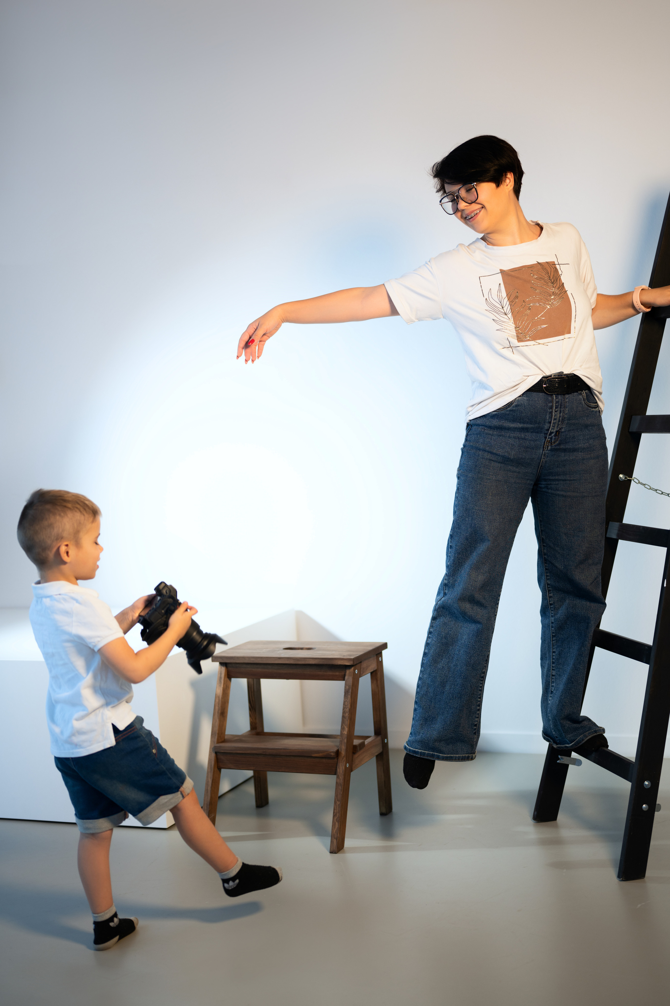 Студийная семейная съёмка мамы с сыном
