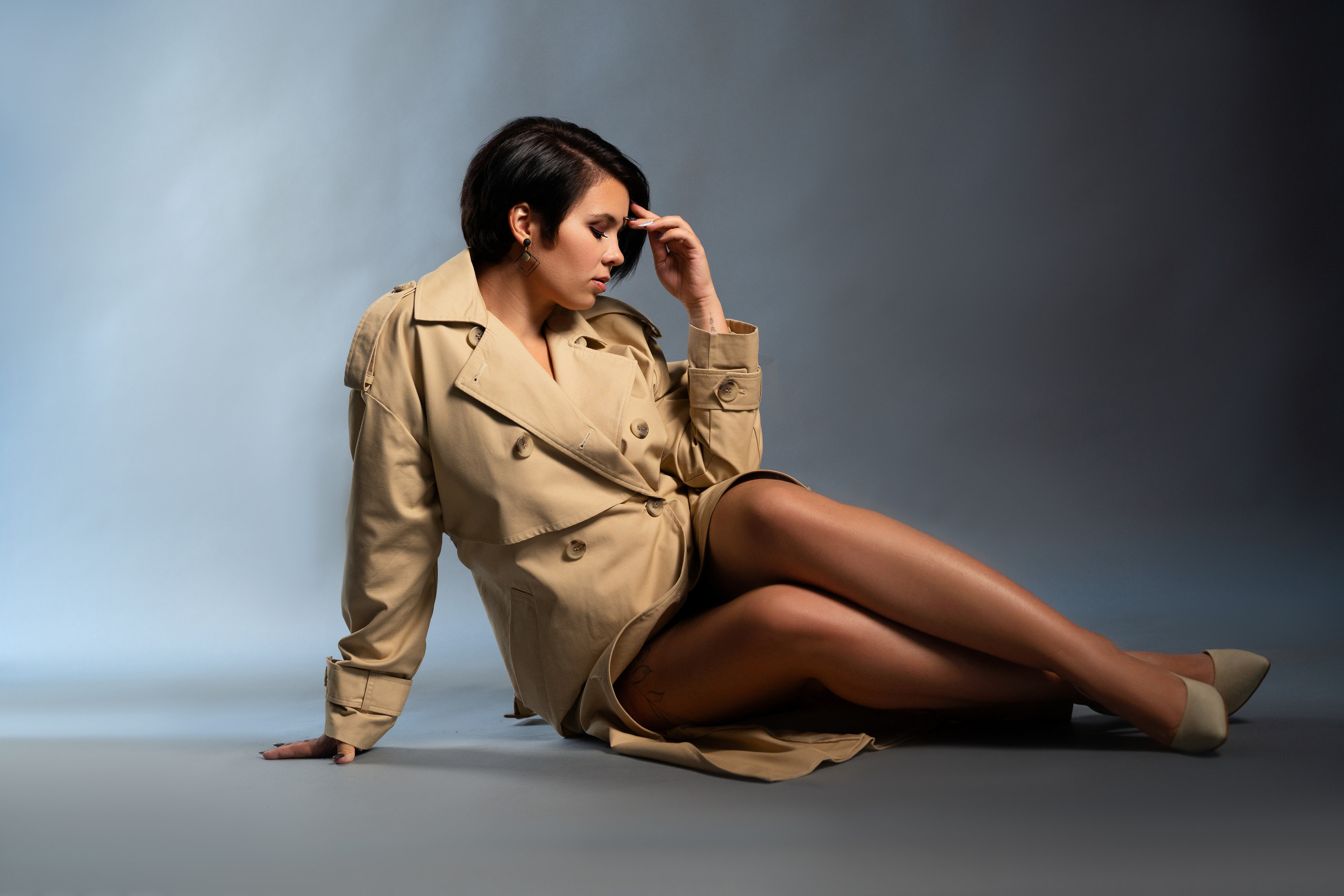 Студийная съёмка девушки в плаще