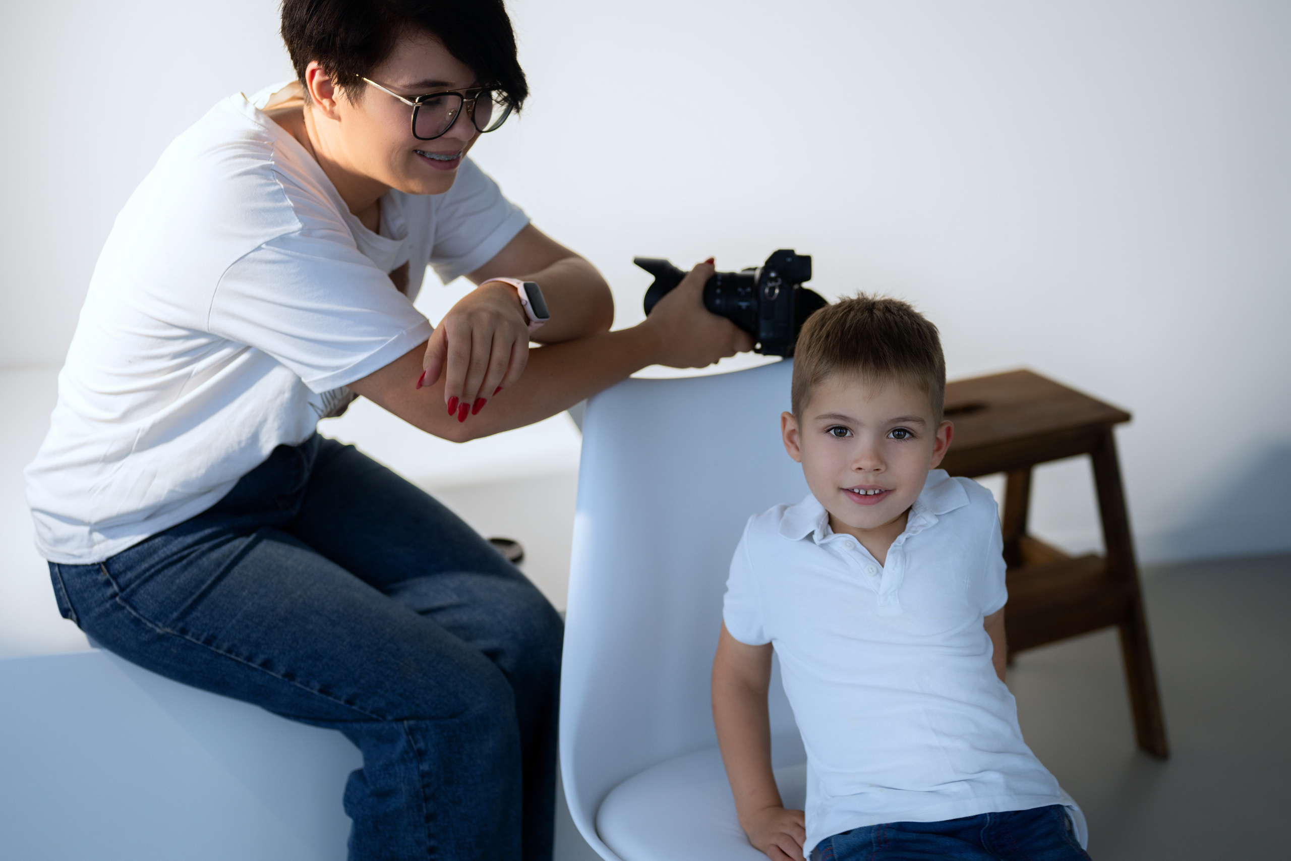 Студийная семейная съёмка мамы с сыном