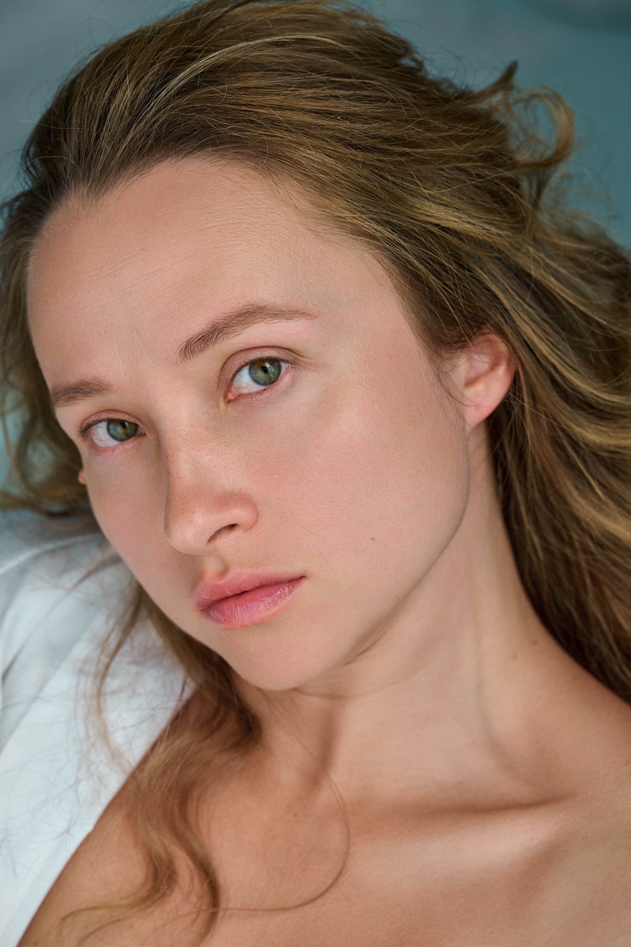 Фотосессия девушки с художественной постановкой рук