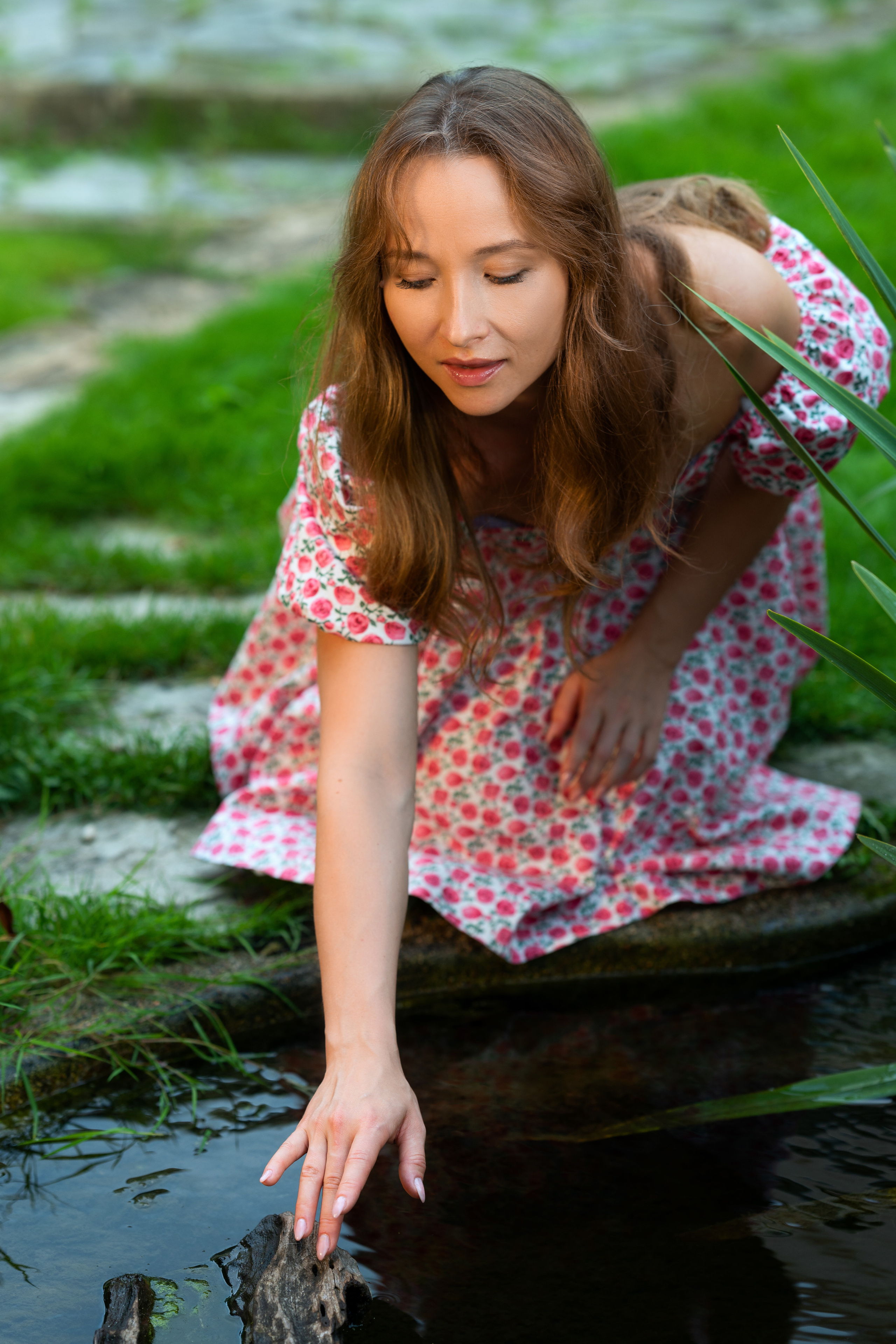 Фотосъёмка девушки на мосту в саду