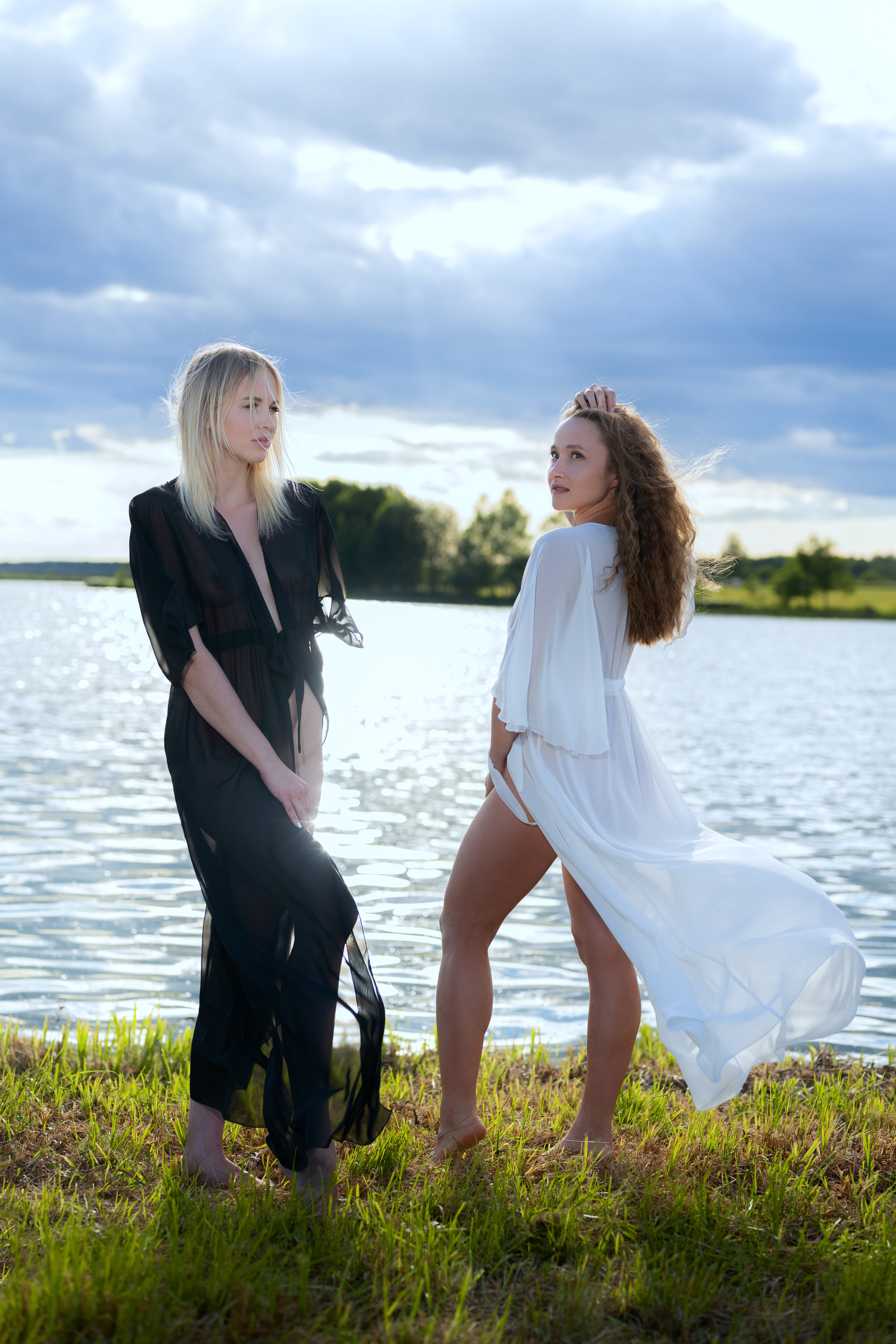 Съёмка девушек на природе на фоне озера