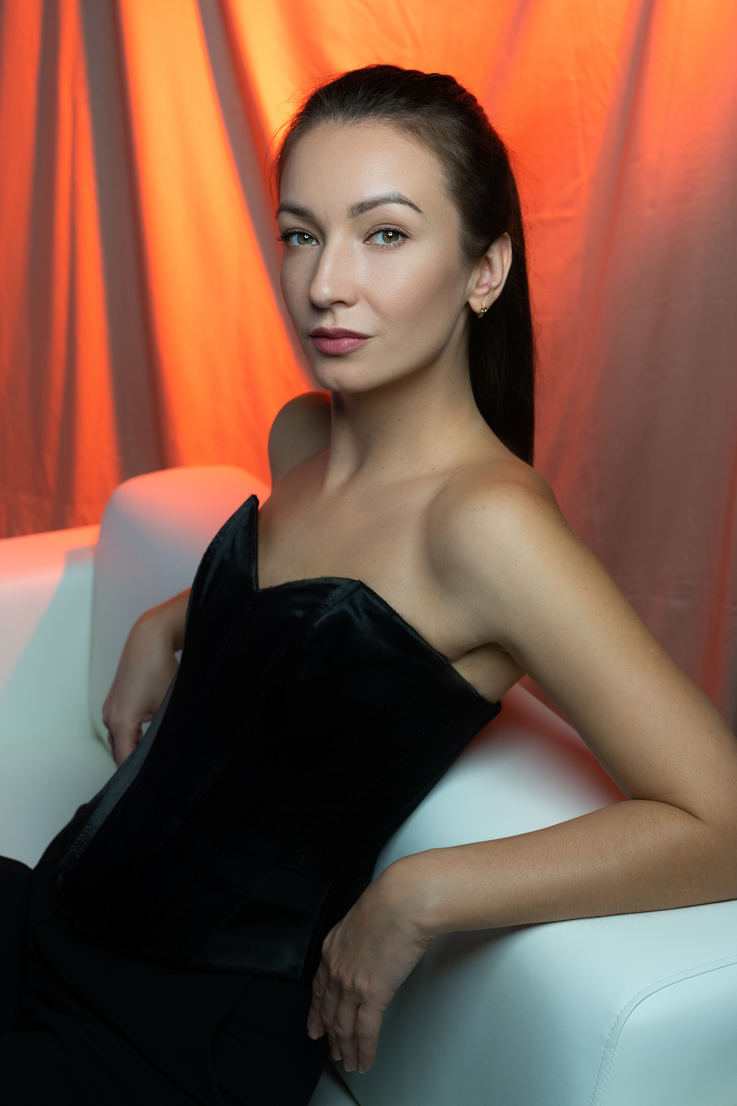 Студийная съёмка девушки на диване