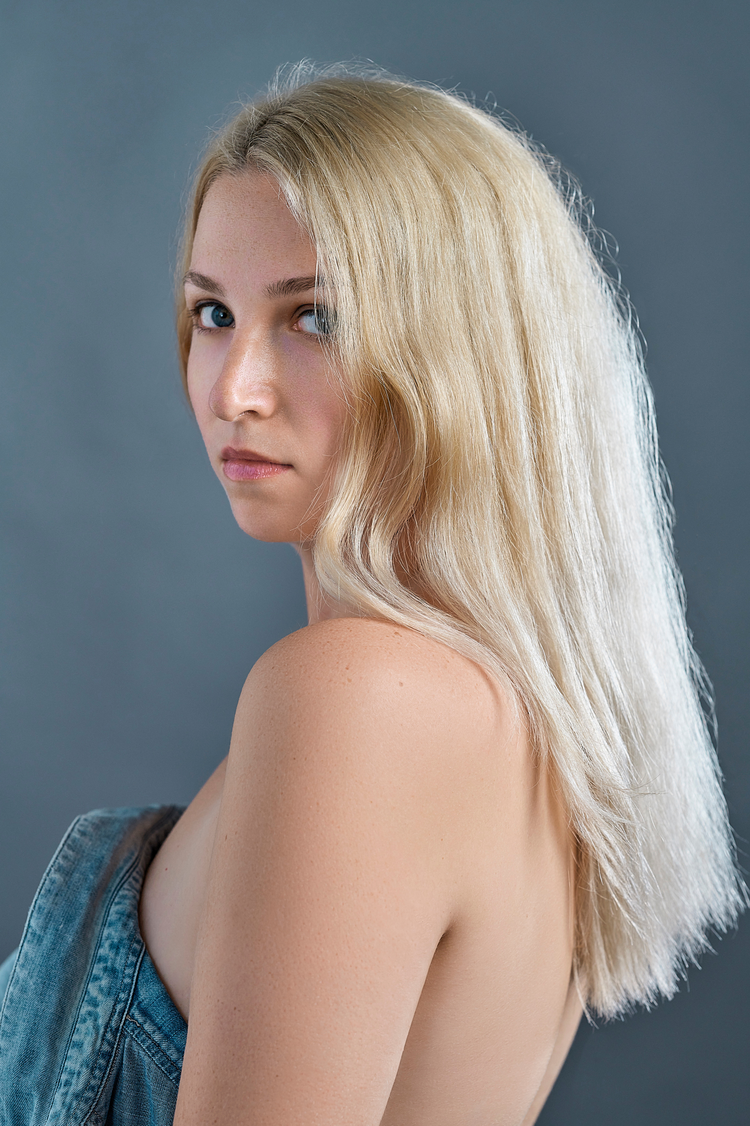 Фотосессия блондинки в чёрном корсете и куртке