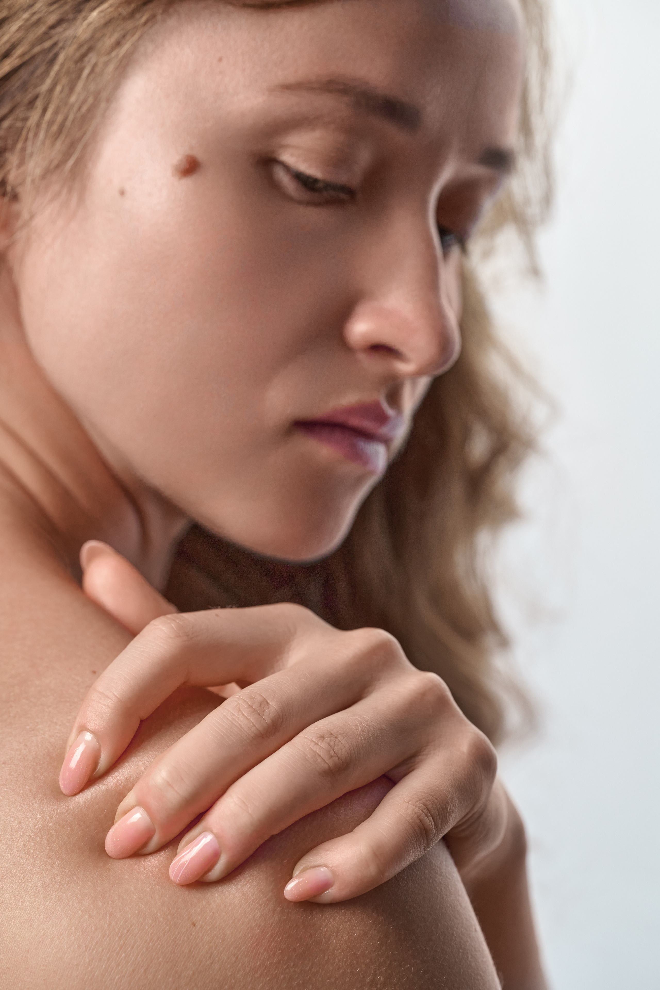 Фотосессия девушки с художественной постановкой рук