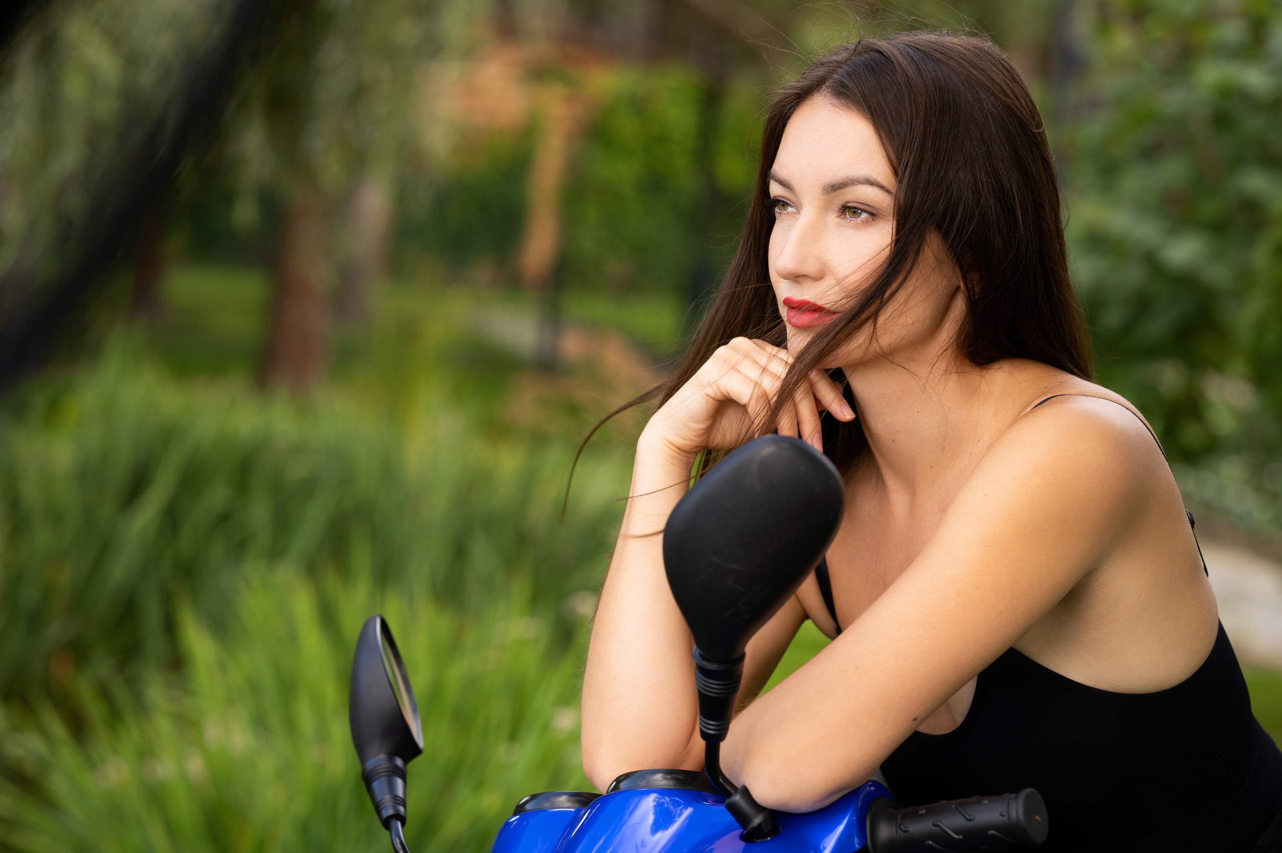 Фотосессия девушки в итальянском стиле с мотороллером Vespa