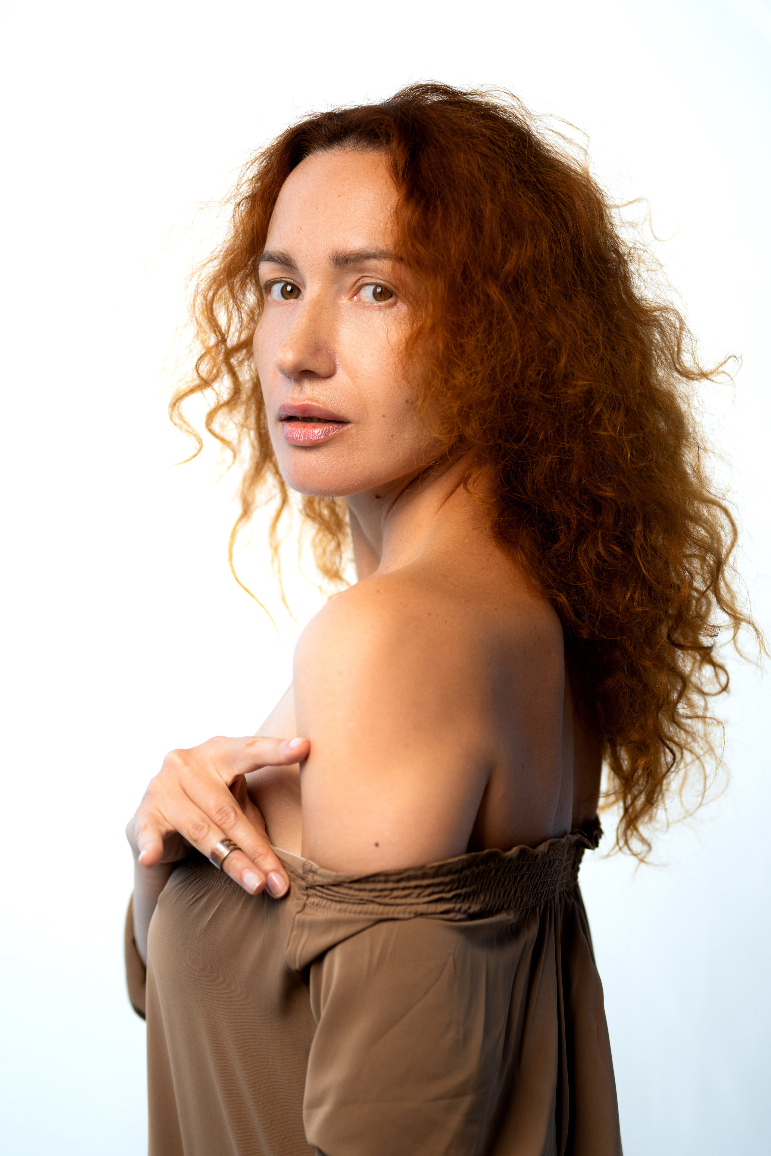 Студийная съёмка девушки в различных художественных позах