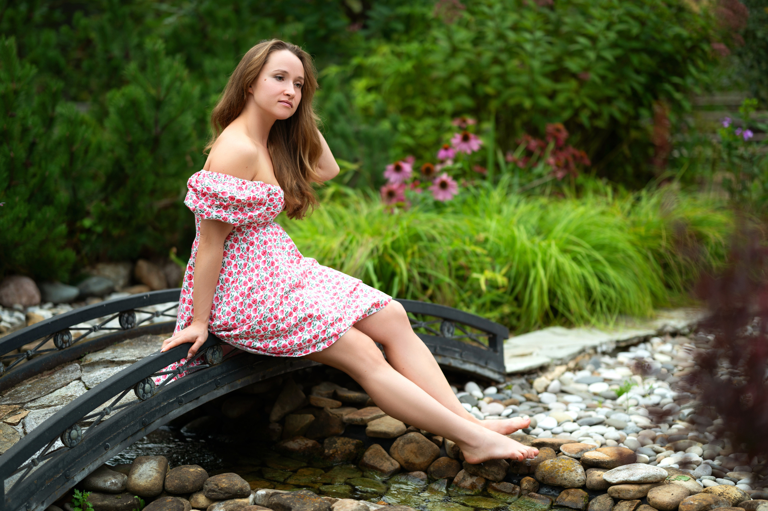Фотосъёмка девушки на мосту в саду