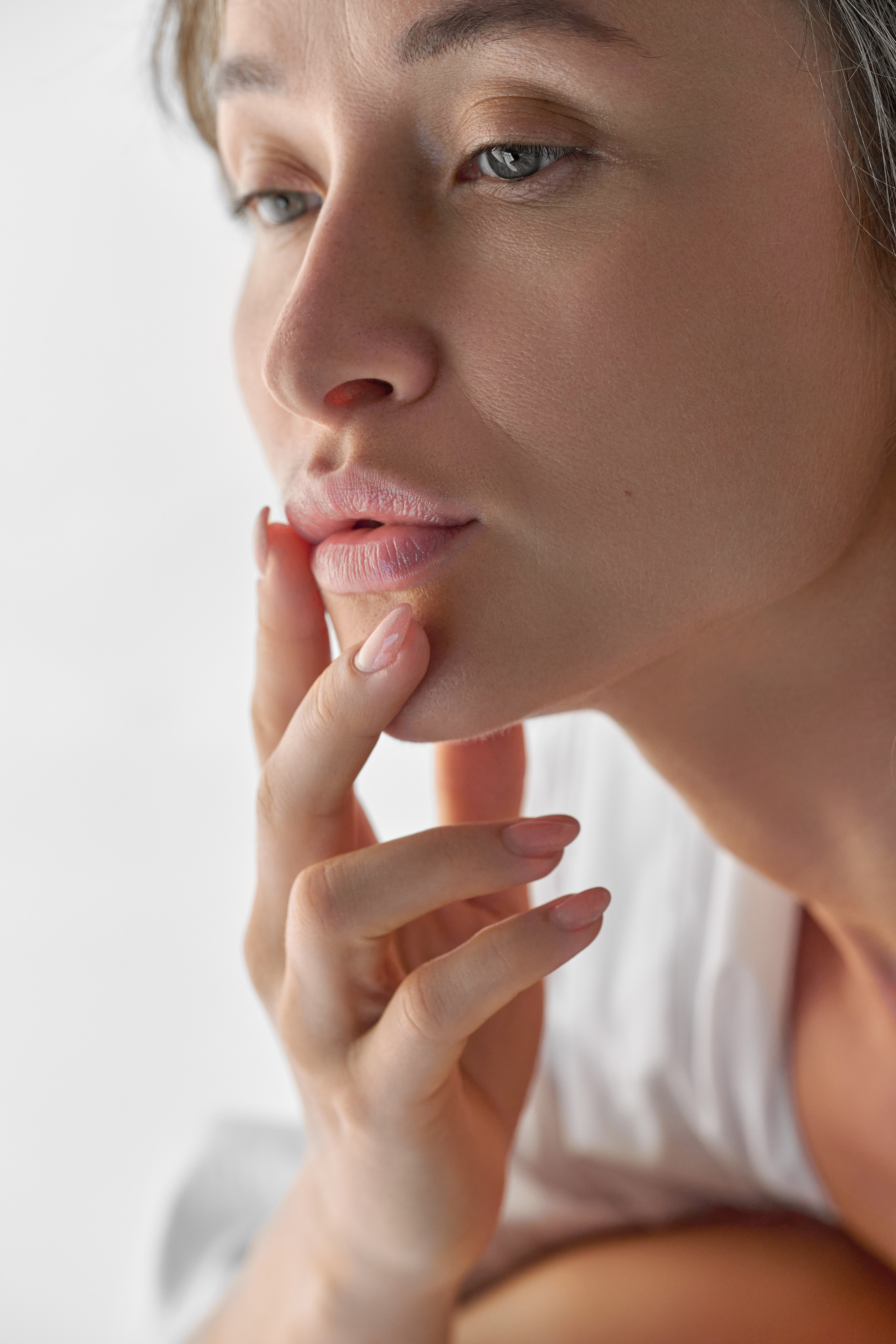 Фотосессия девушки с художественной постановкой рук