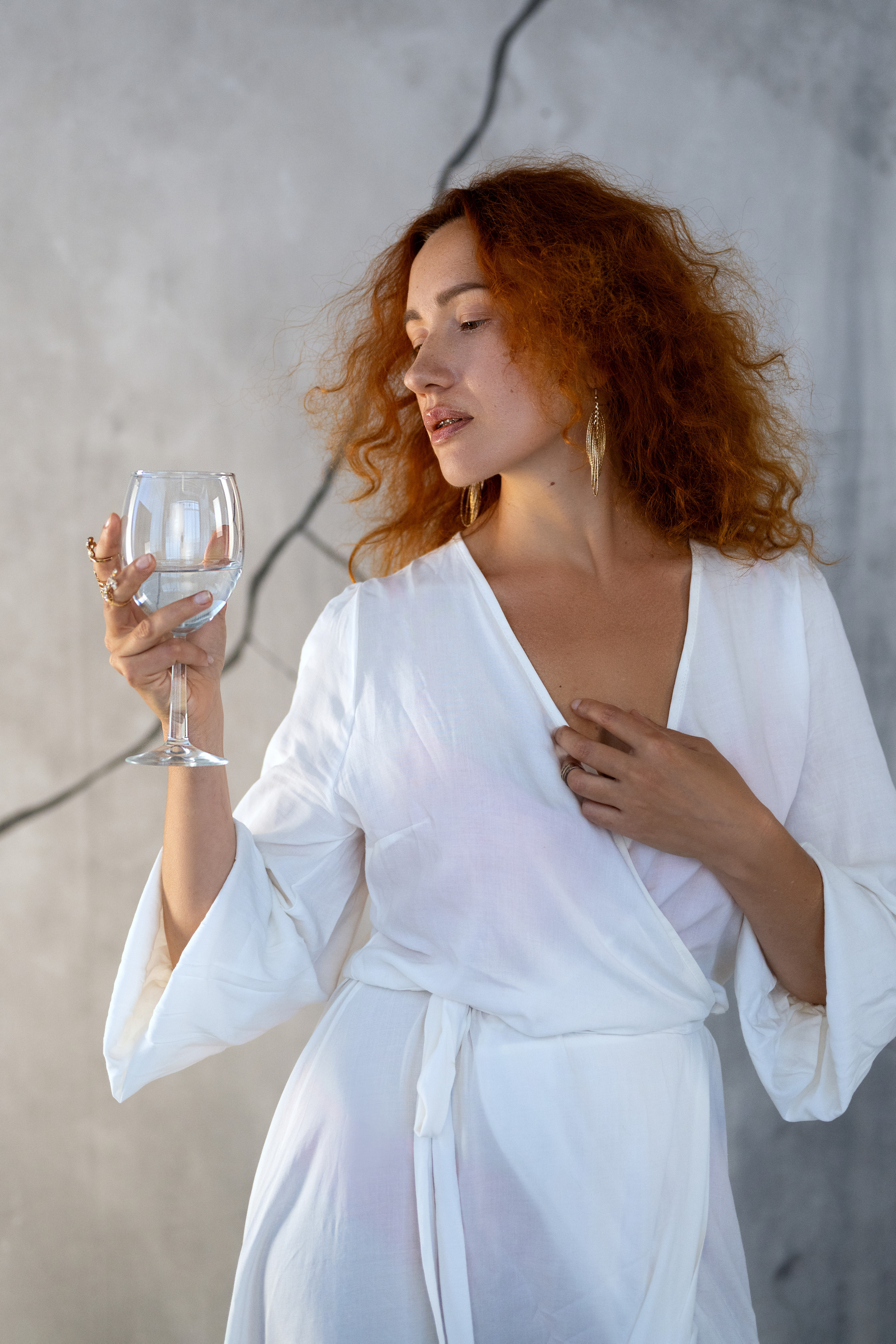 Студийная съёмка девушки в белом наряде