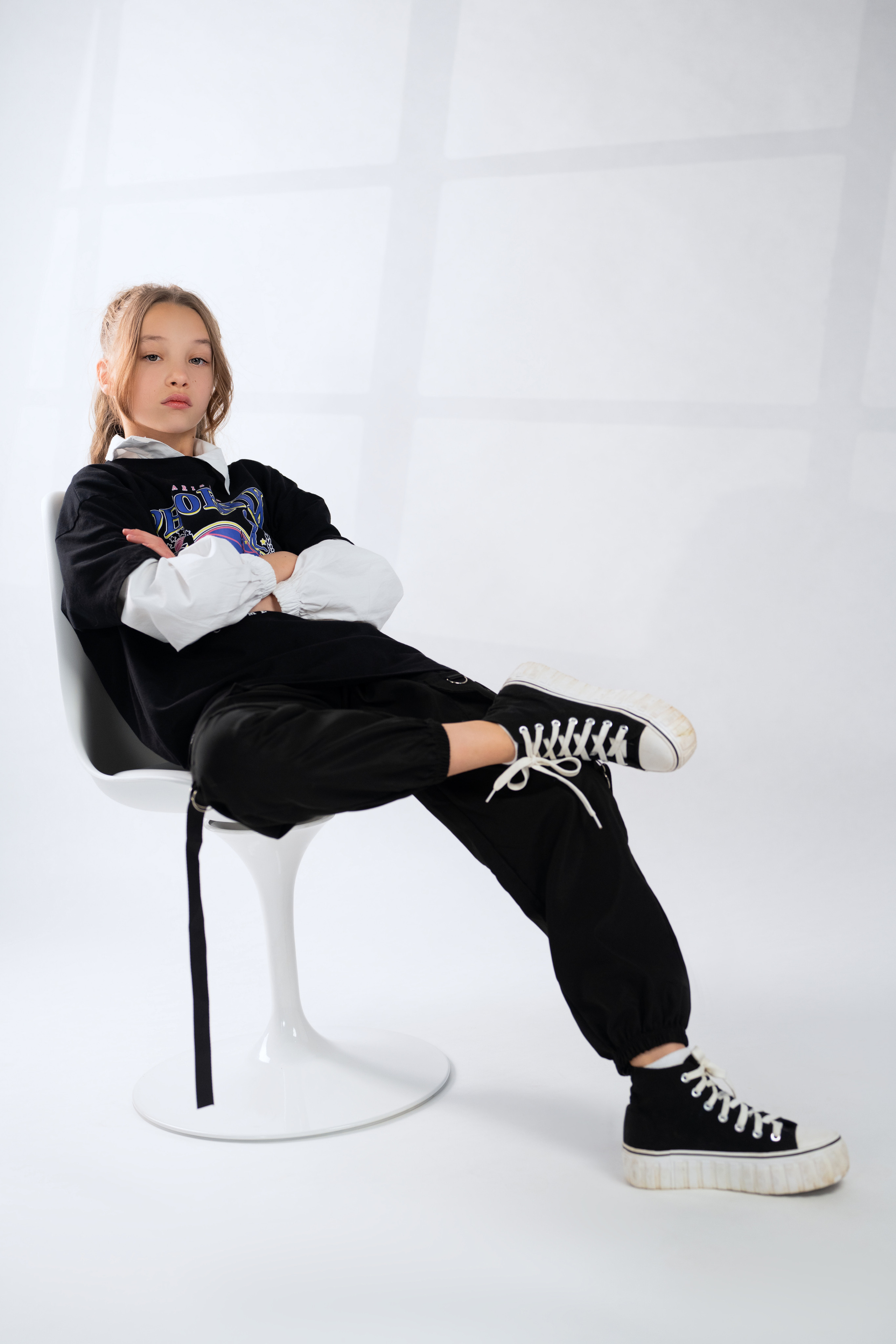 Студийная съёмка подростка в хип-хоп стиле