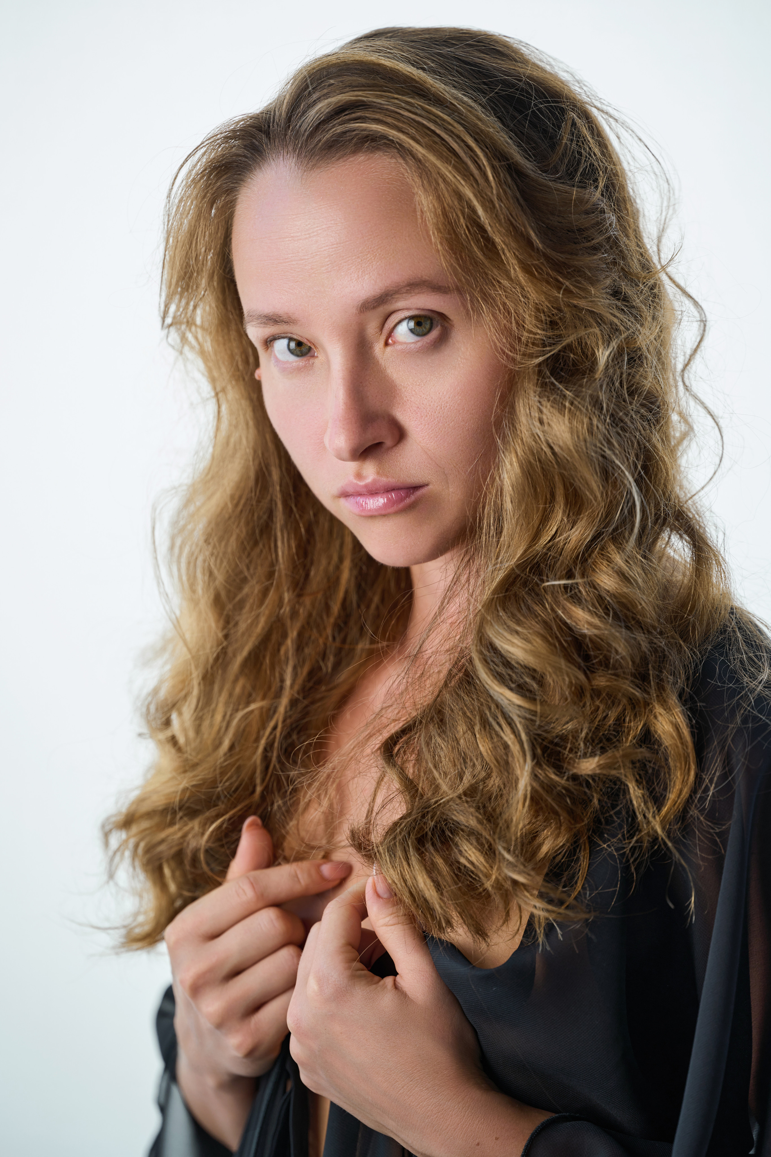 Фотосессия девушки с художественной постановкой рук