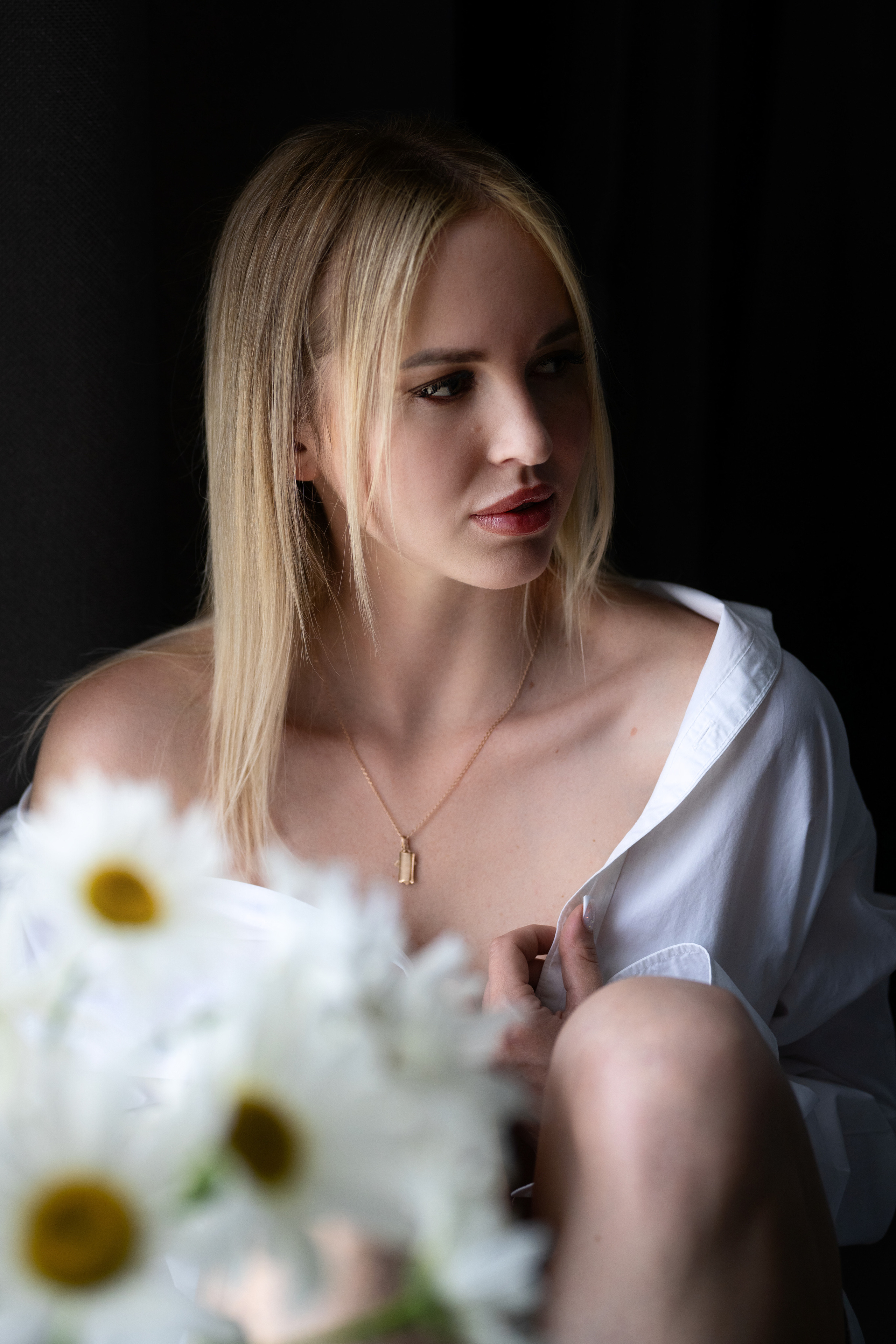 Съёмка девушки с ромашками и в мехах