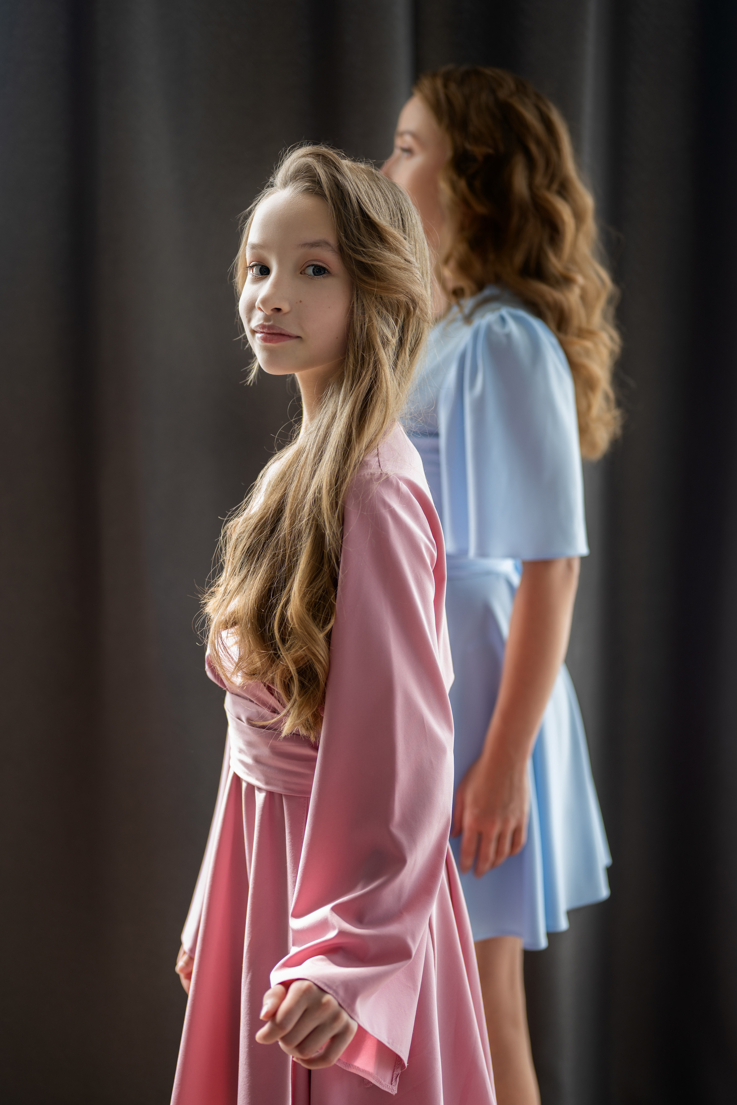 Студийная семейная съёмка мамы с дочерью в платьях