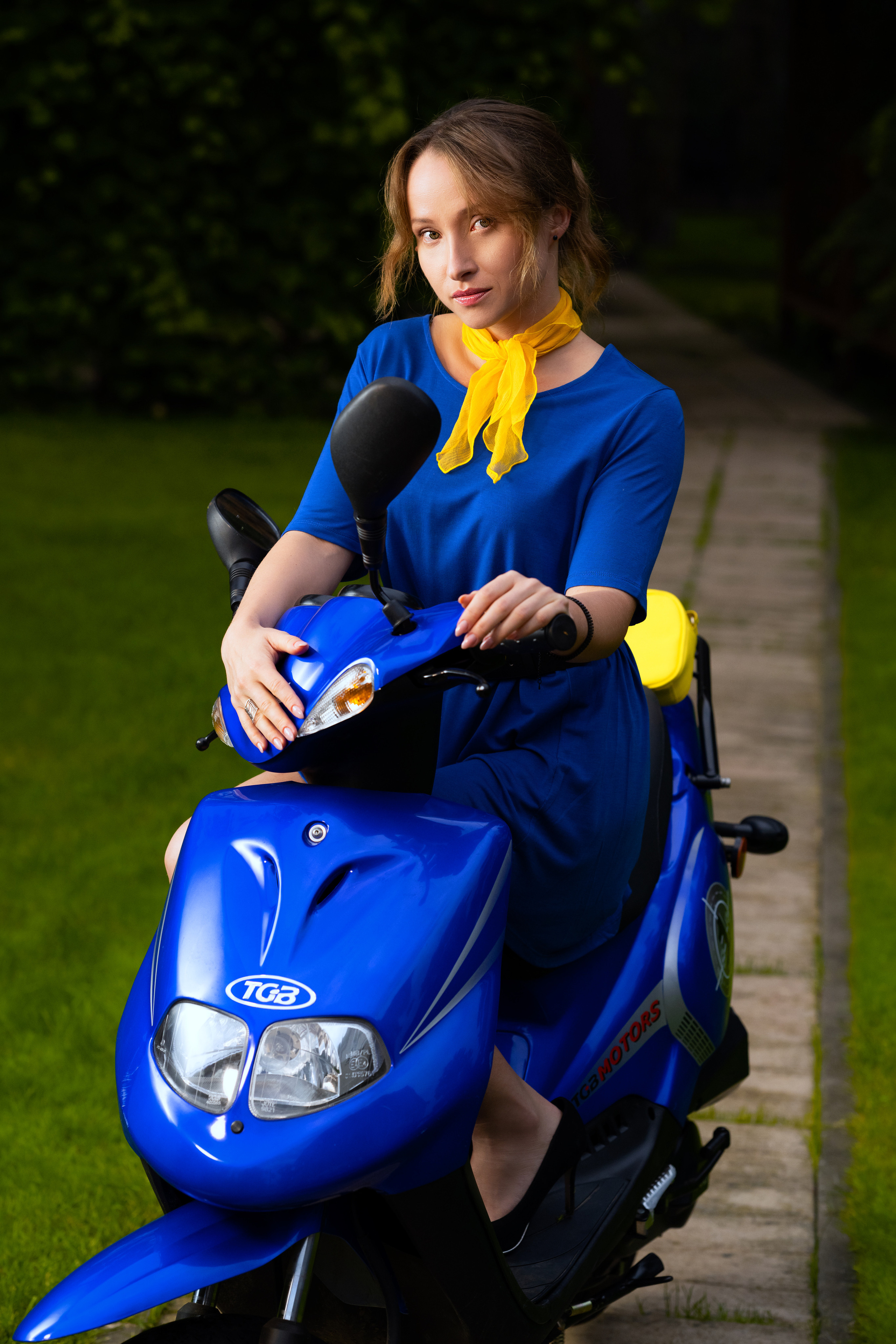 Фотосессия на улице с мотороллером Vespa