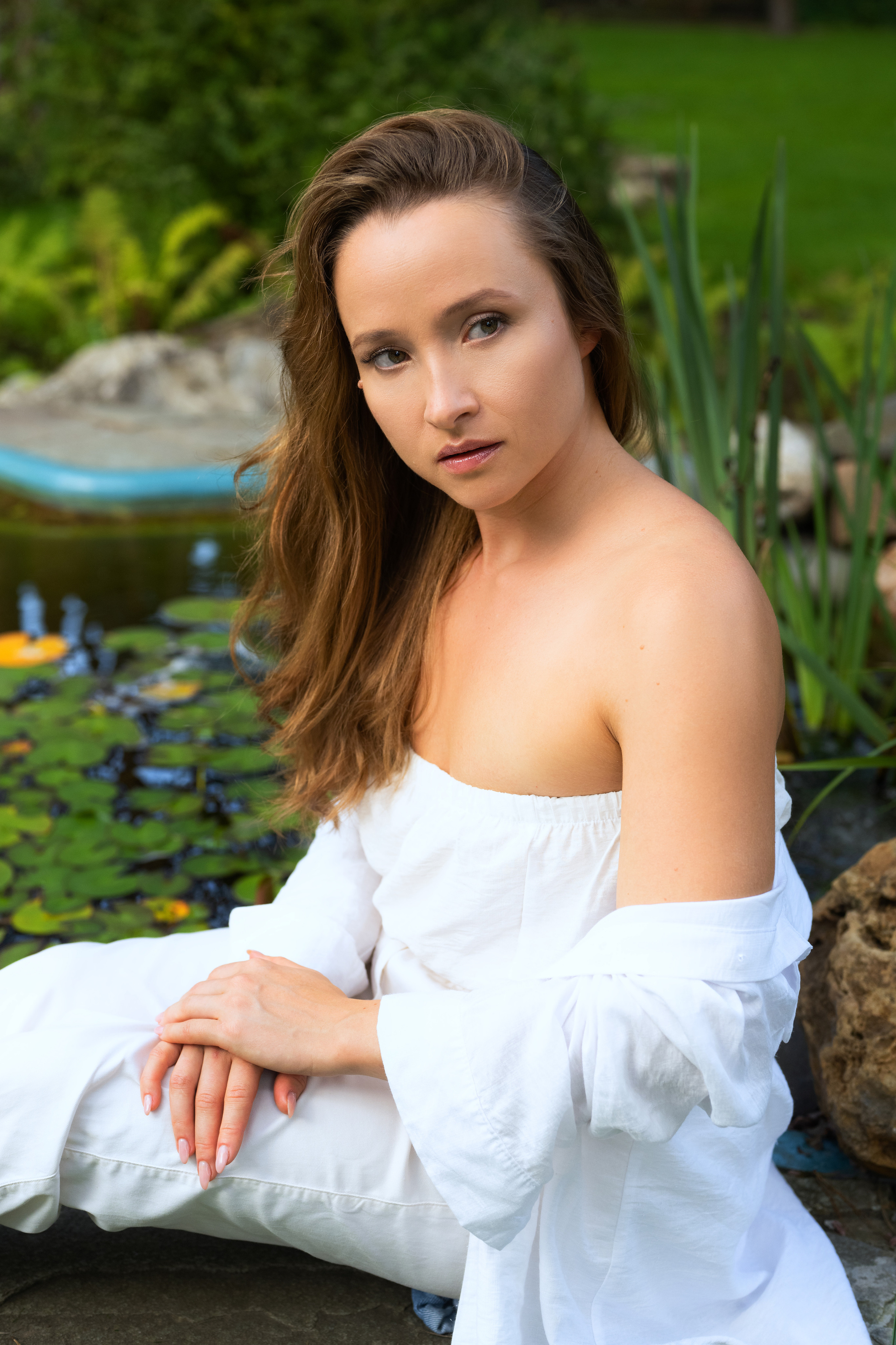 Фотосессия девушки у пруда