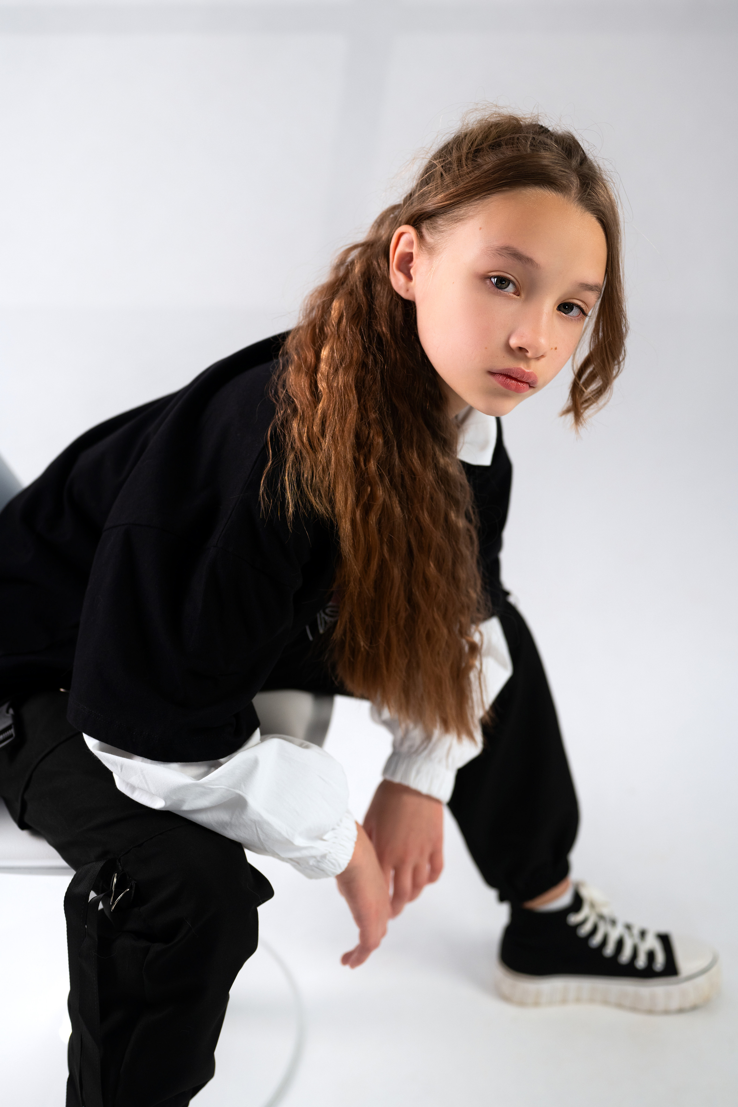 Студийная съёмка подростка в хип-хоп стиле