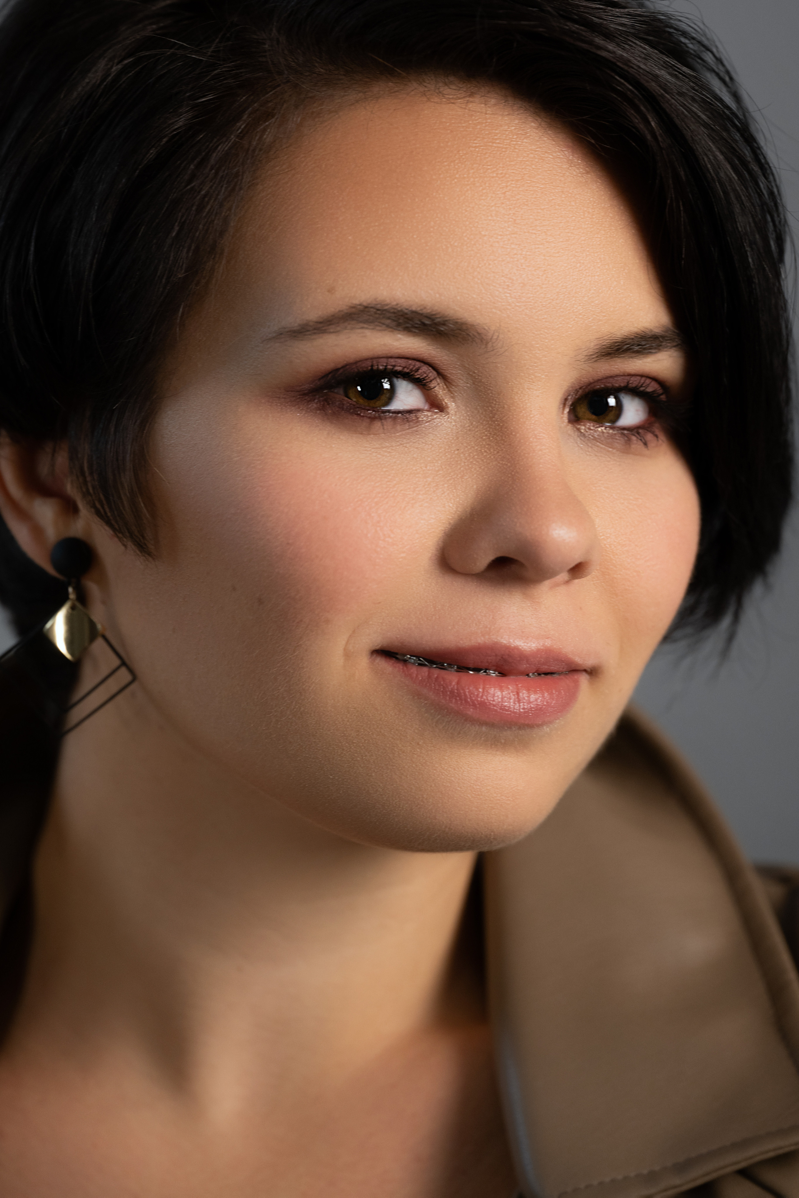 Студийная съёмка девушки в плаще