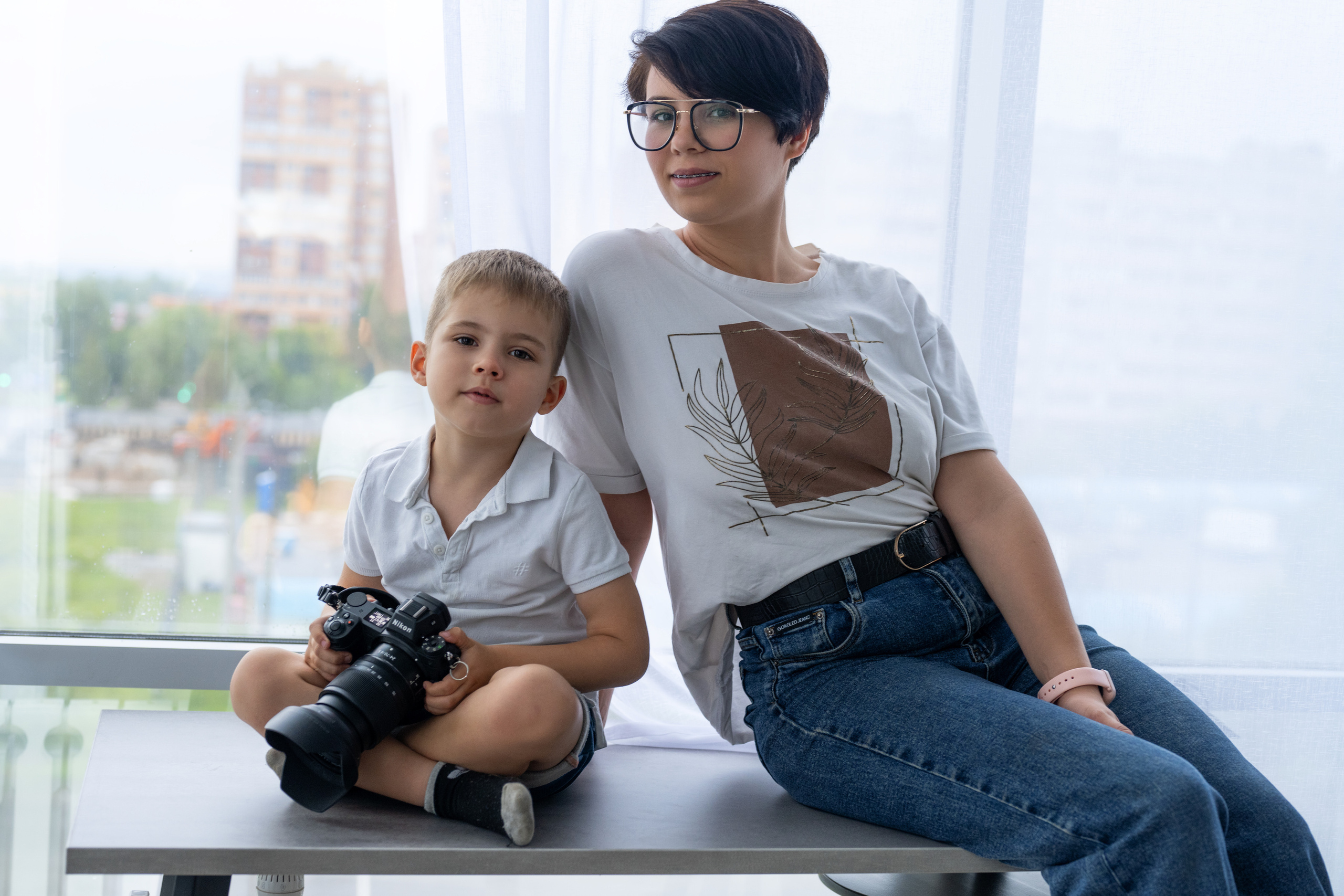 Студийная семейная съёмка мамы с сыном