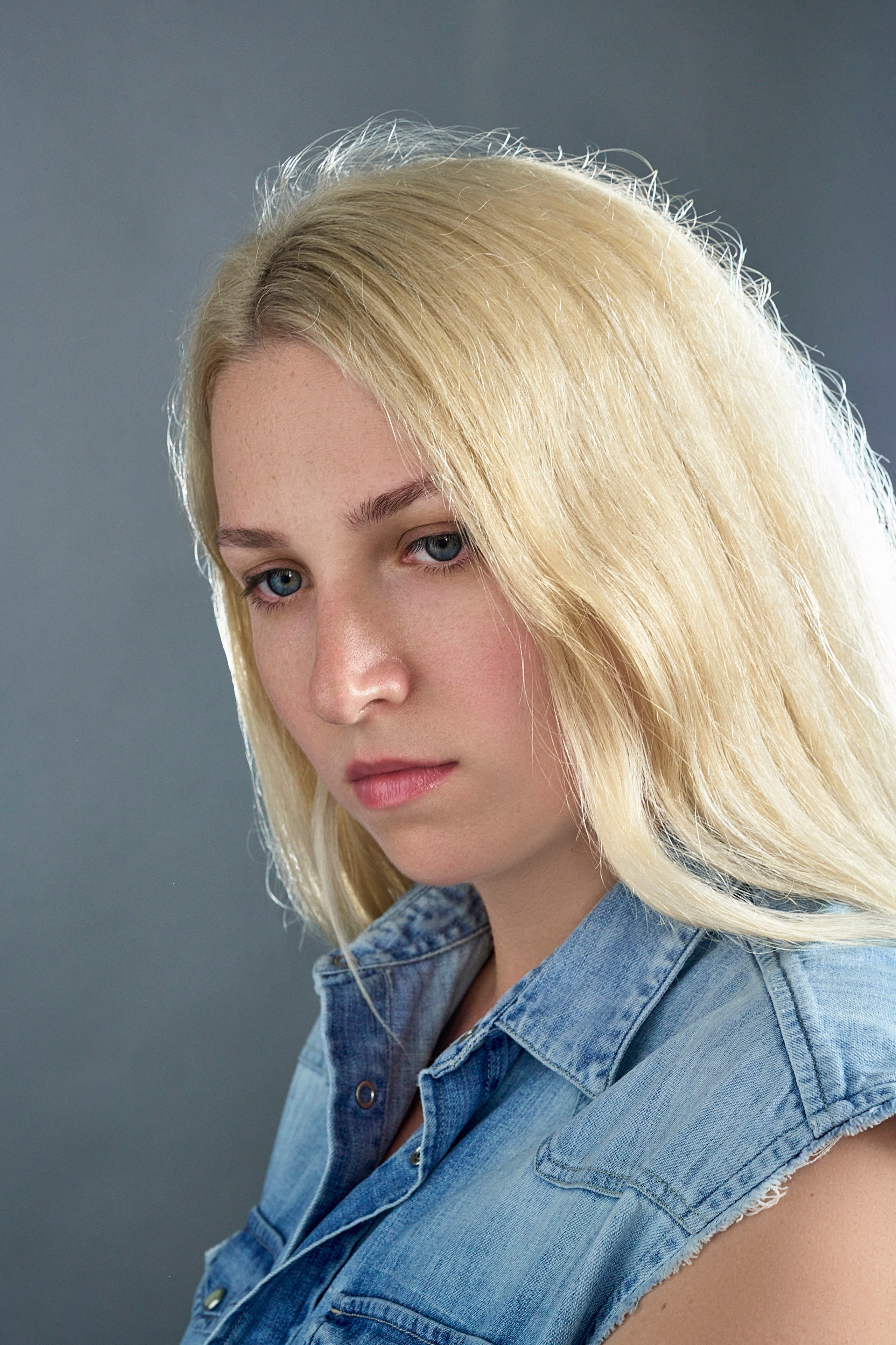 Фотосессия блондинки в чёрном корсете и куртке