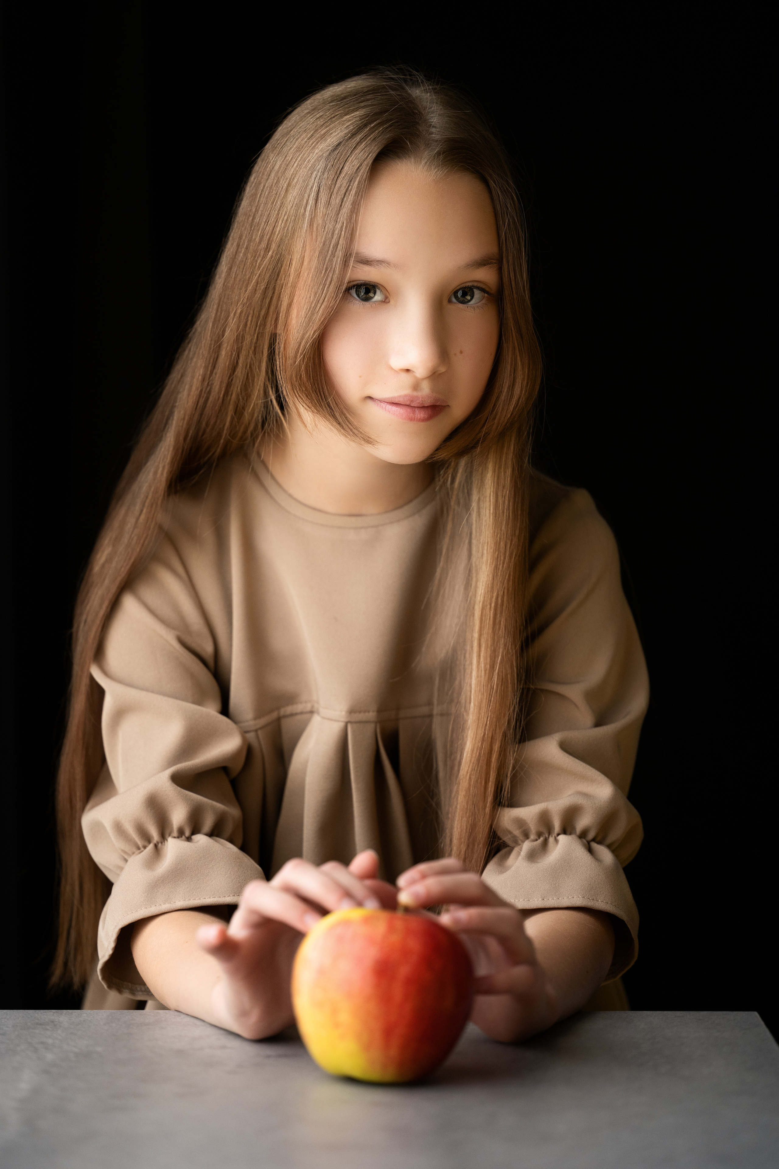 Детская фотосессия девочки с яблоками, книгой и зеркалом