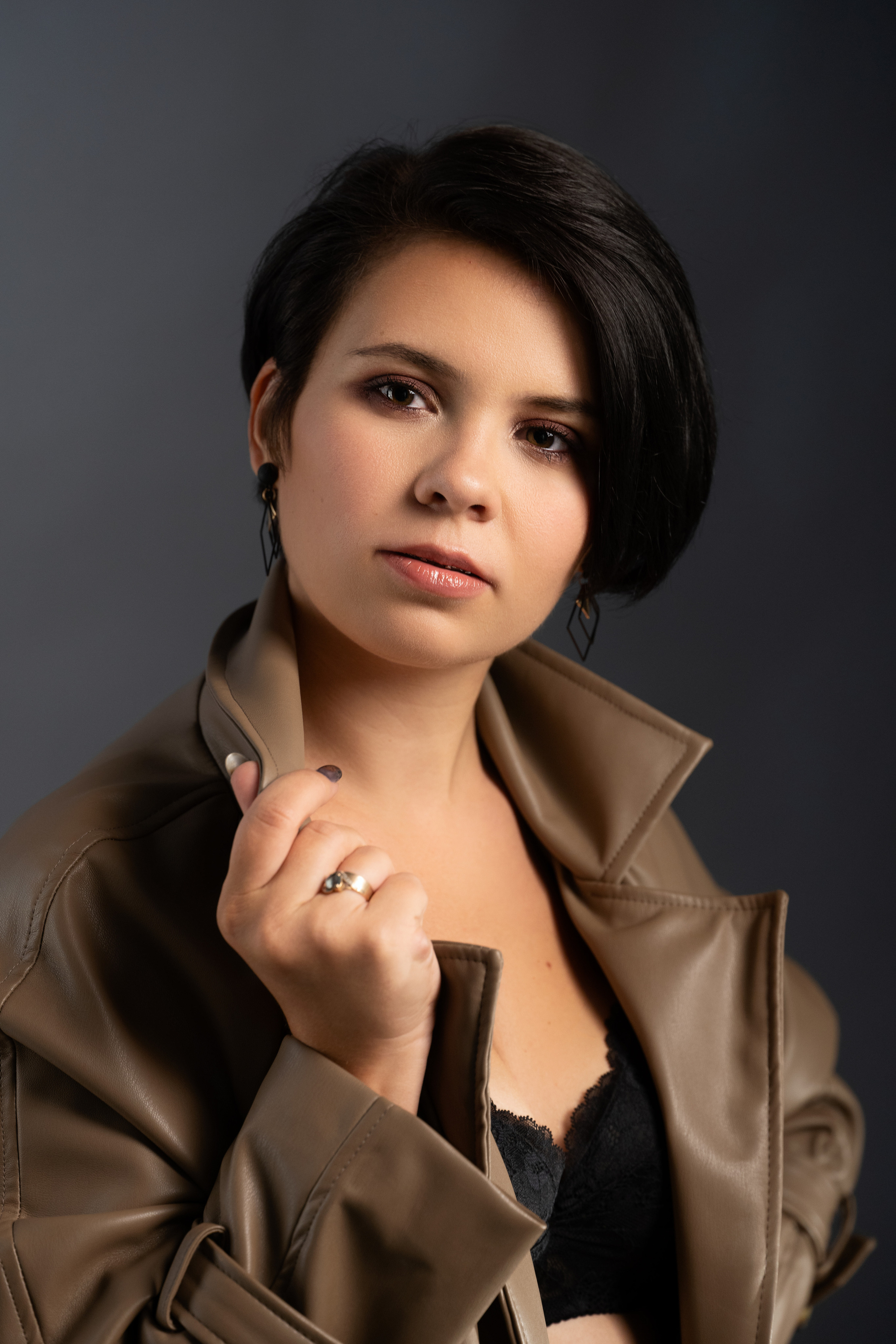 Студийная съёмка девушки в плаще