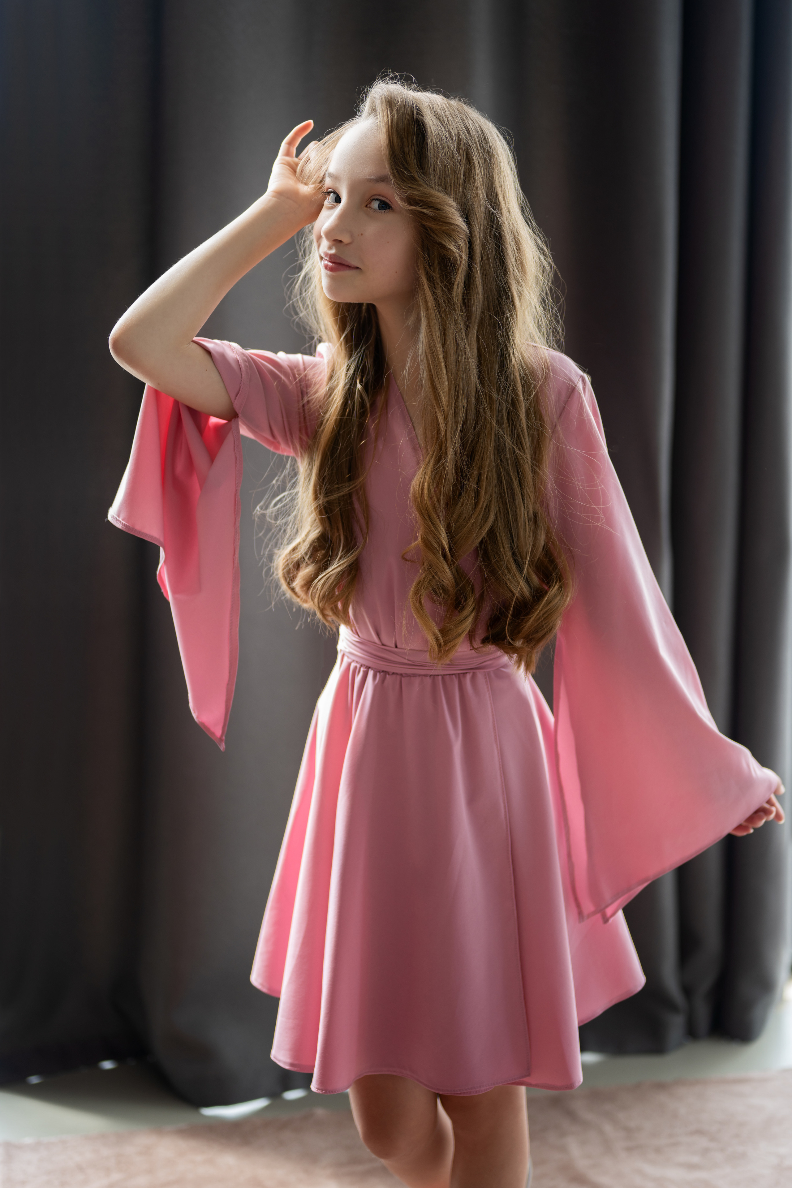 Студийная семейная съёмка мамы с дочерью в платьях