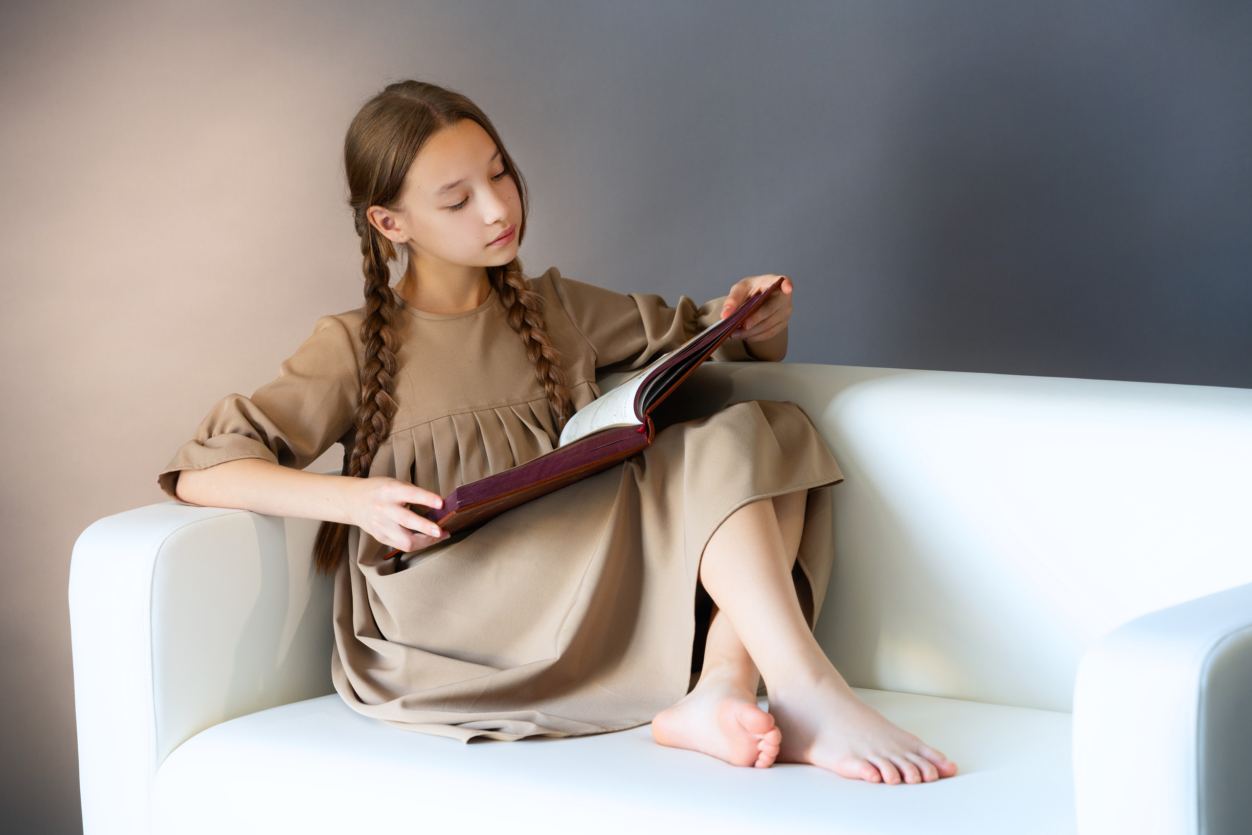 Детская фотосессия девочки с яблоками, книгой и зеркалом