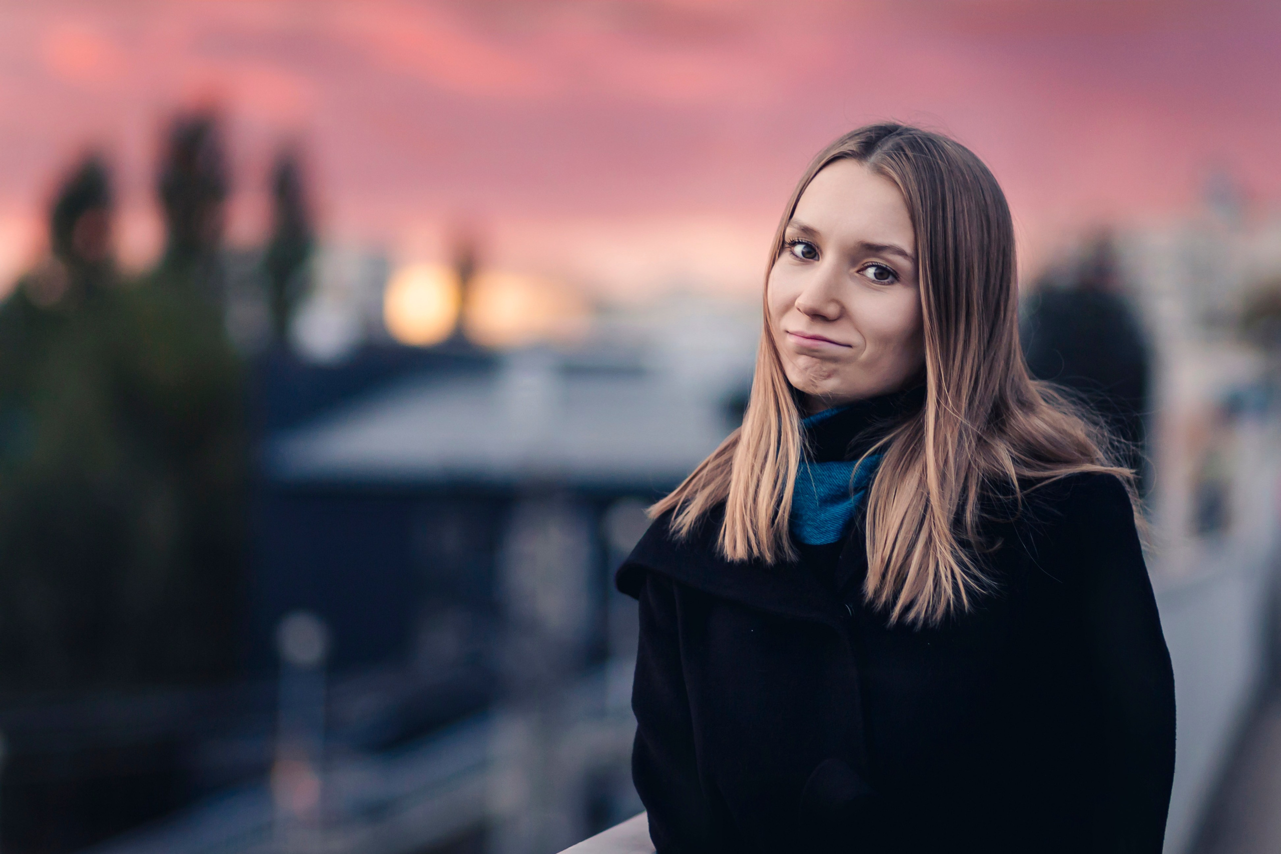 фотосессия на фоне розового неба 