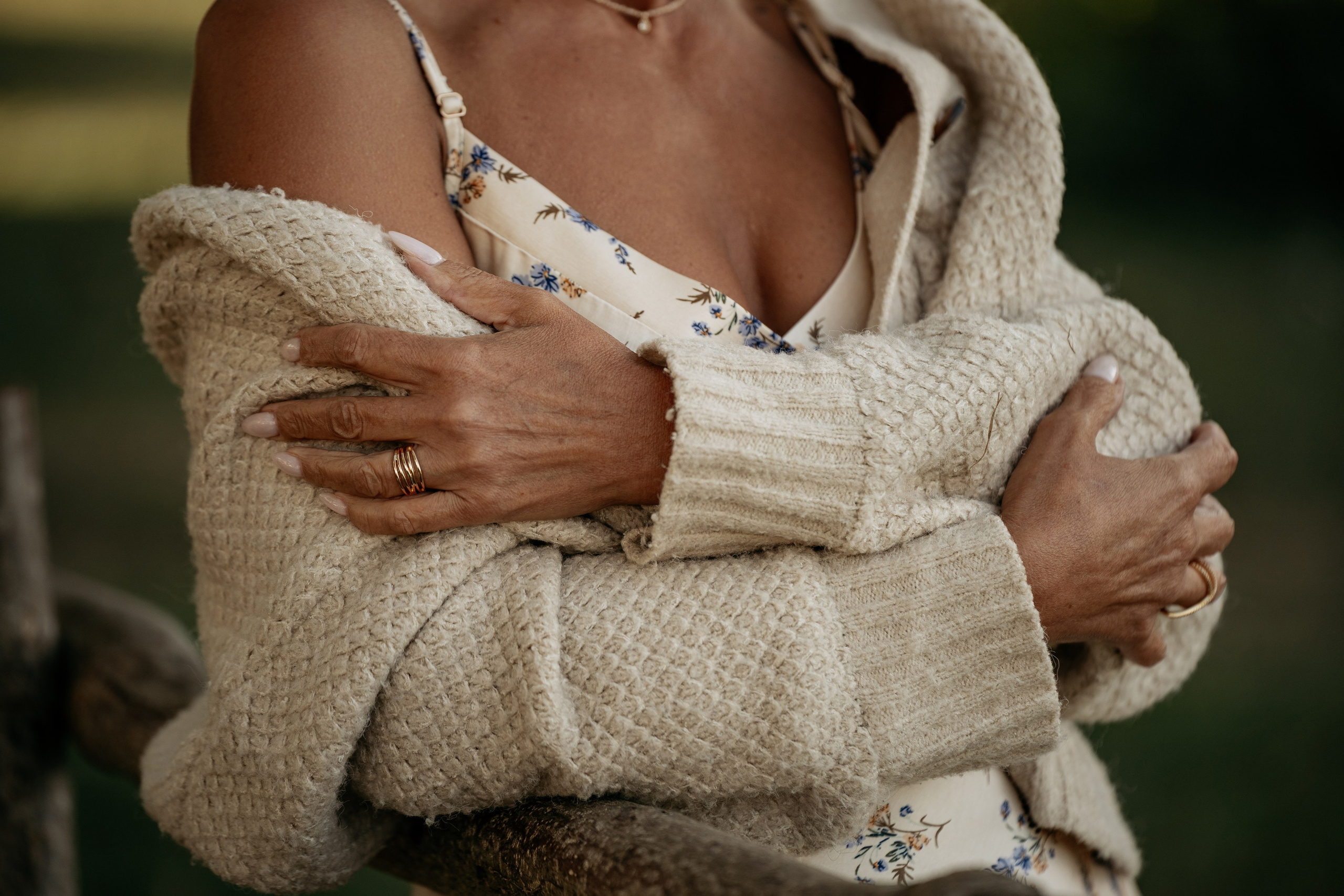 Семейная фотосессия среди яблонь в Анапе. Мама, сын и дочь с корзиной яблок. Фотограф Анапа.