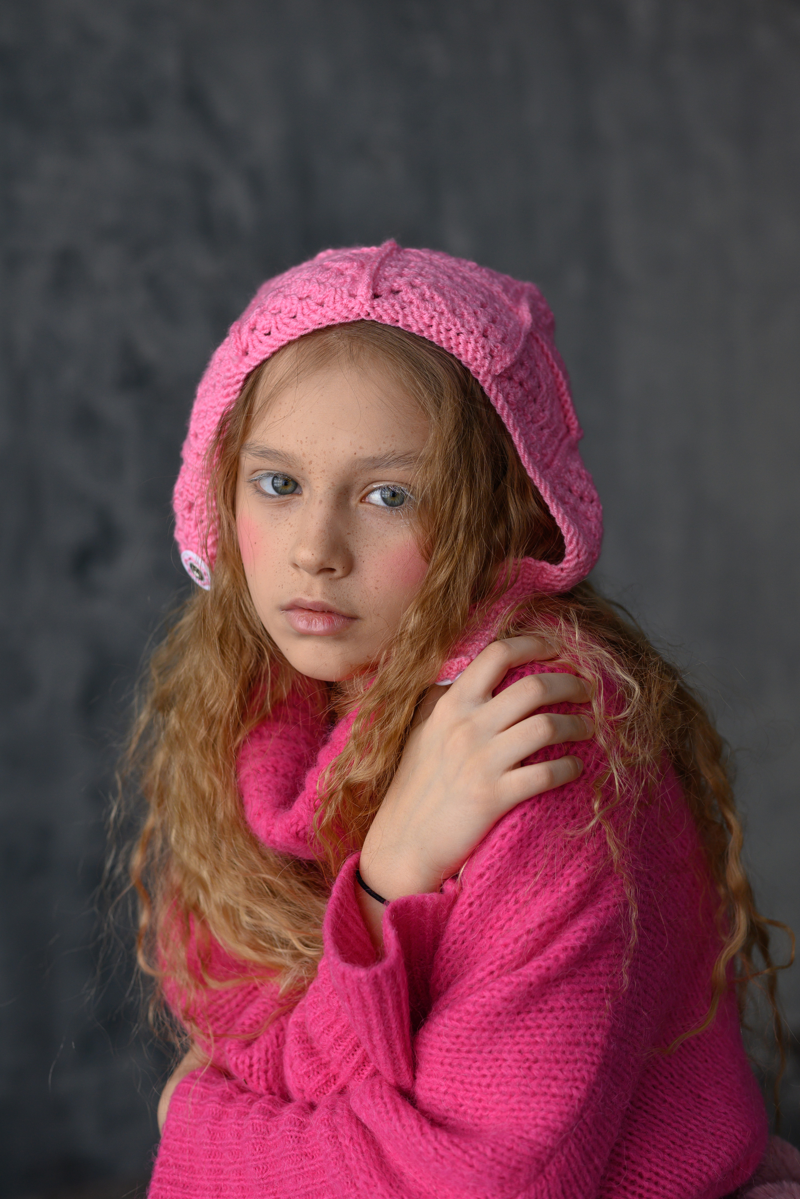 Красивая девочка в розовом свитера и вязаной шапочке, г. Нижневартовск