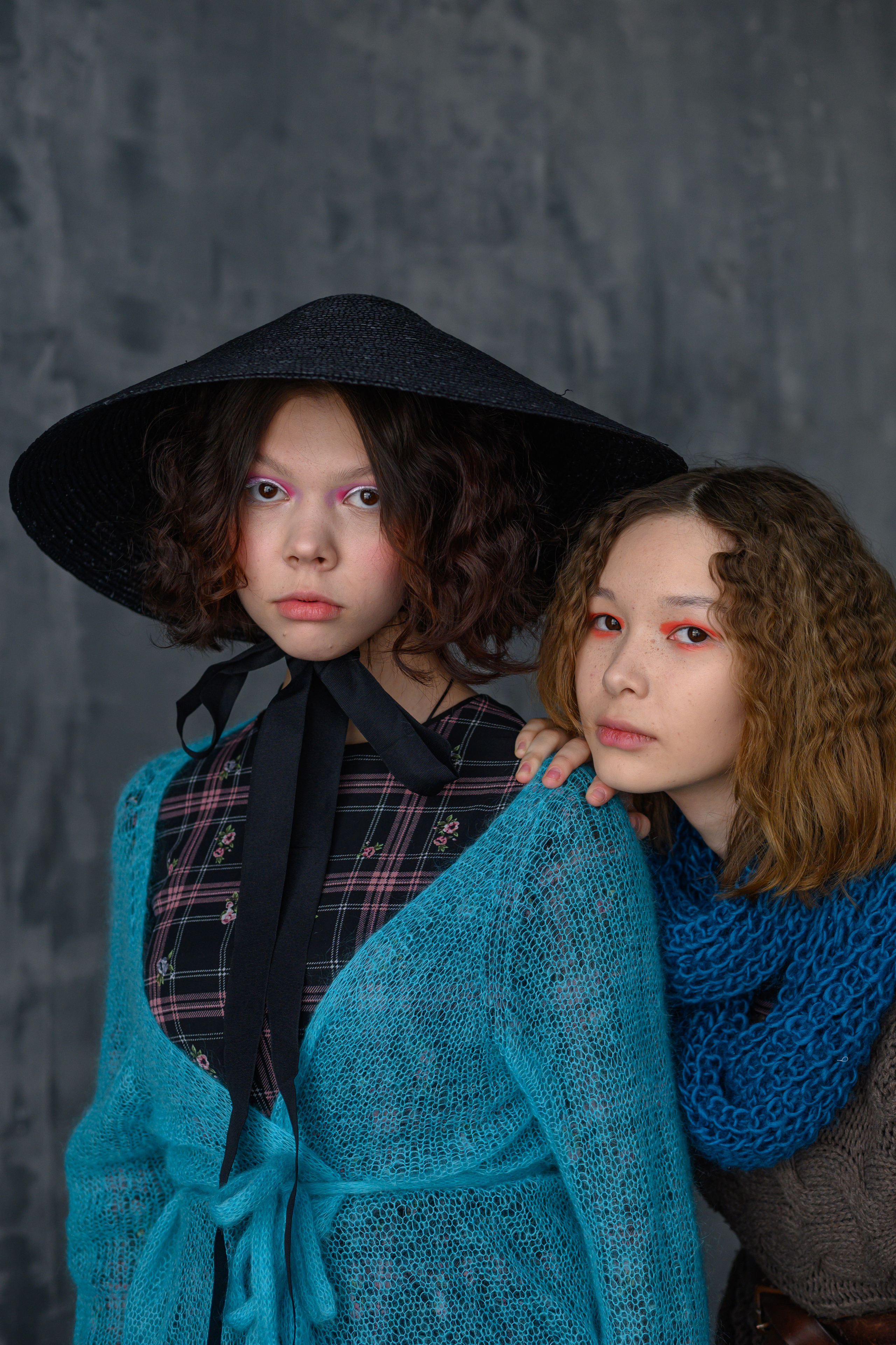 Портрет двух молодых девушек, г. Нижневартовск