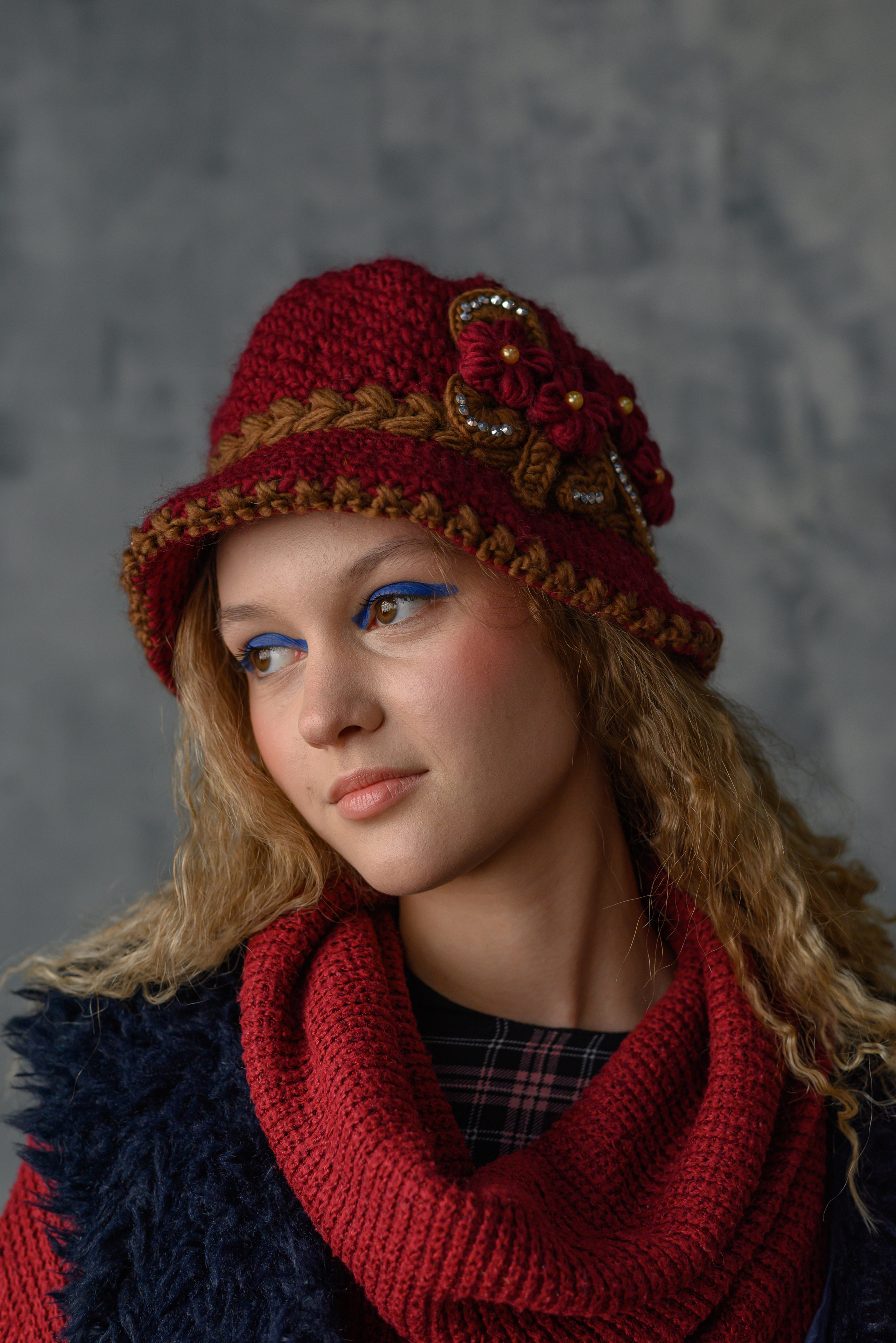 Портрет девушки в ретро головном уборе, Нижневартовск