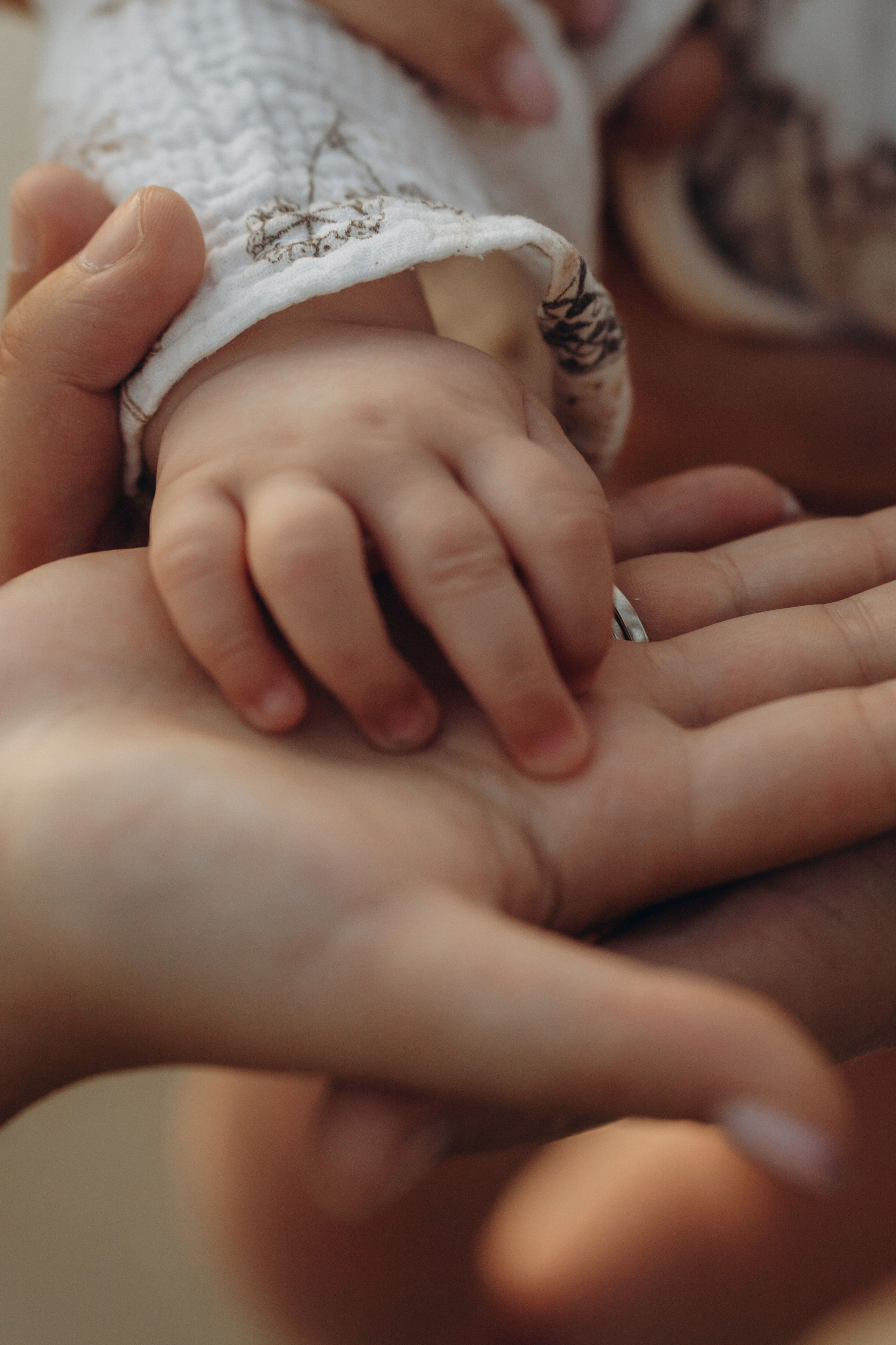 Профессиональная съёмка в Анапе – объятия и нежные моменты, фотограф Анапа