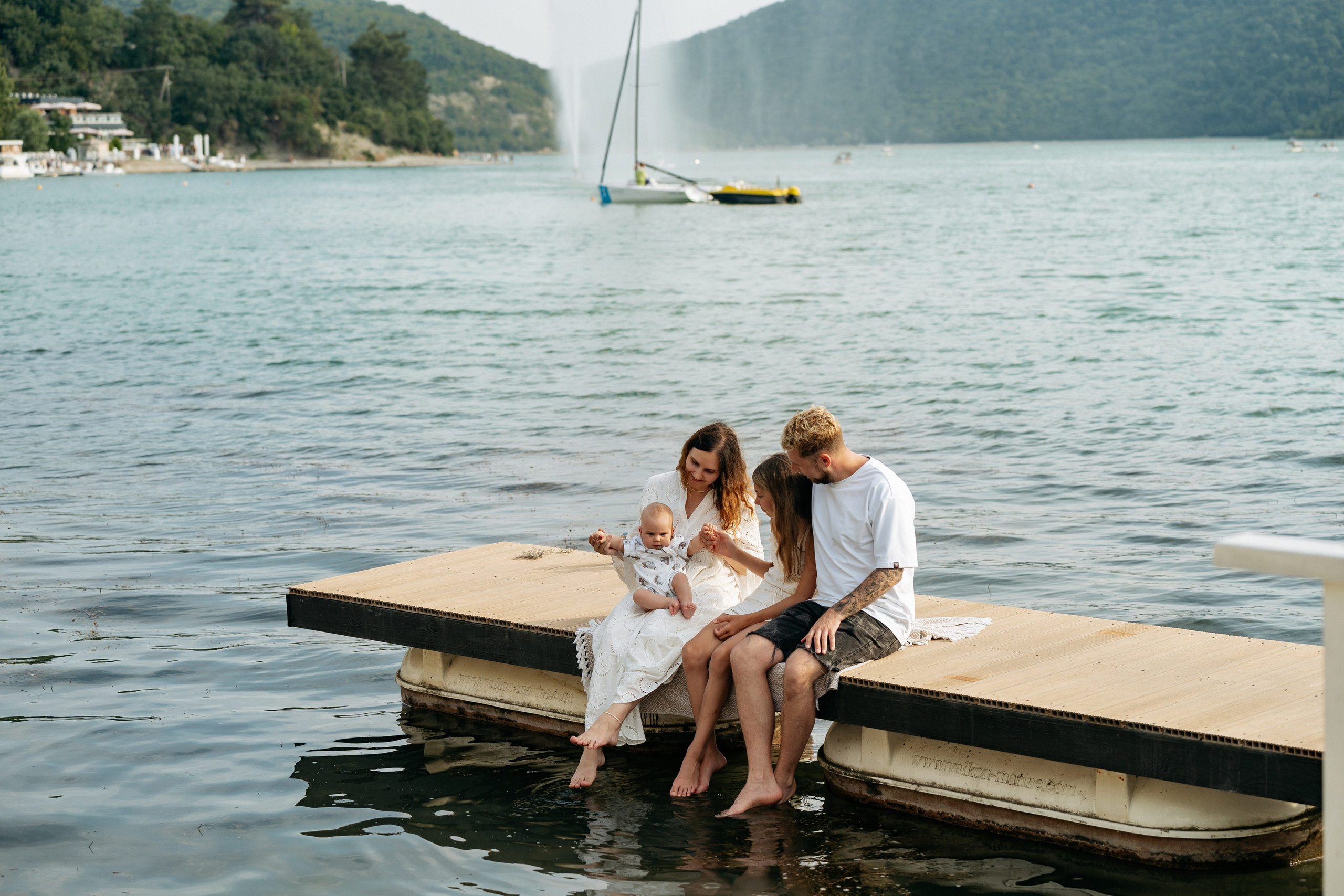 Фотограф в Абрау-Дюрсо запечатлел семью с детьми на фоне живописного озера