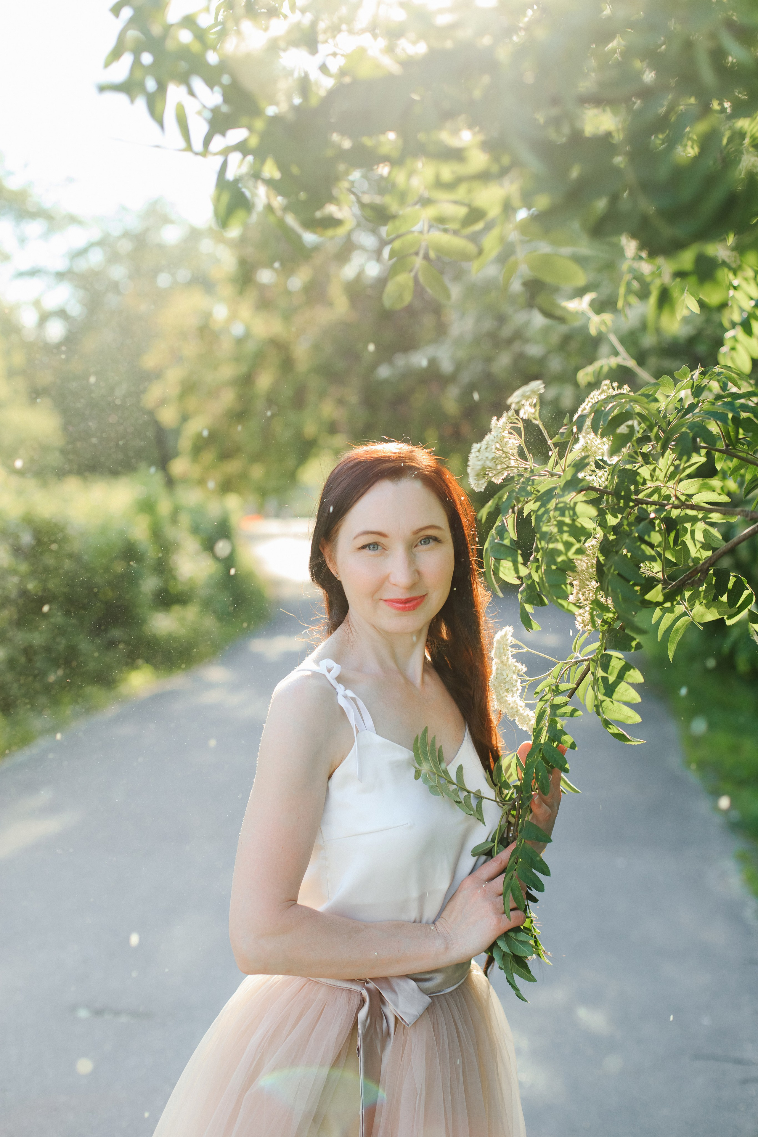 Женская фотосессия в цветении. Контентный фотограф в Перми Натали Кытманова