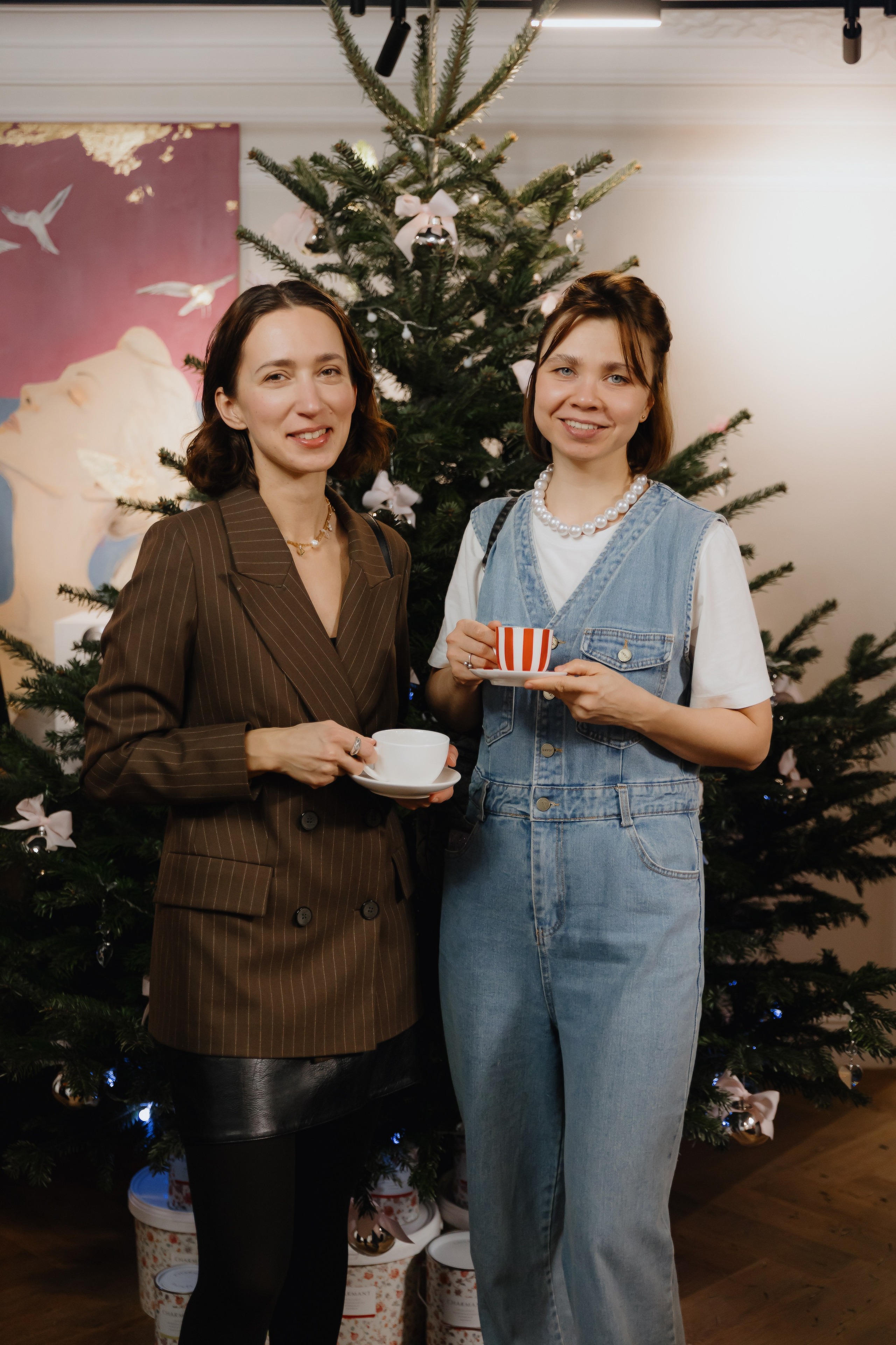 Предновогодний «Кофе-рейв» в L. DECO 17 декабря 2025 года. L. Deco интерьерный салон. Краски/обои/лепной декор