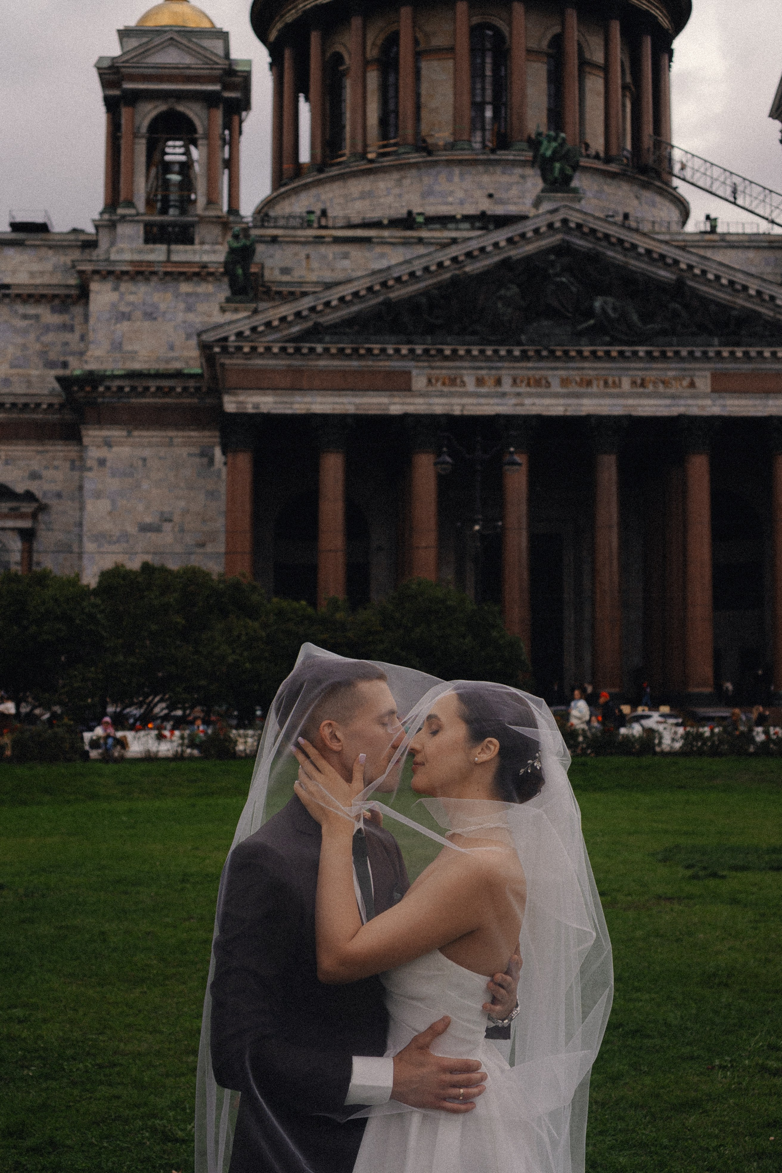 СВАДЕБНАЯ ПРОГУЛКА В САНТК-ПЕТЕРБУРГЕ (ИСАКИЕВСКИЙ СОБОР, ЗИМНЯЯ КАНАВКА, ЭРМИТАЖ И БОЛЬШАЯ МОРСКАЯ УЛИЦА). Профессиональный фотограф, Санкт-Петербург — Виктория Богомолова