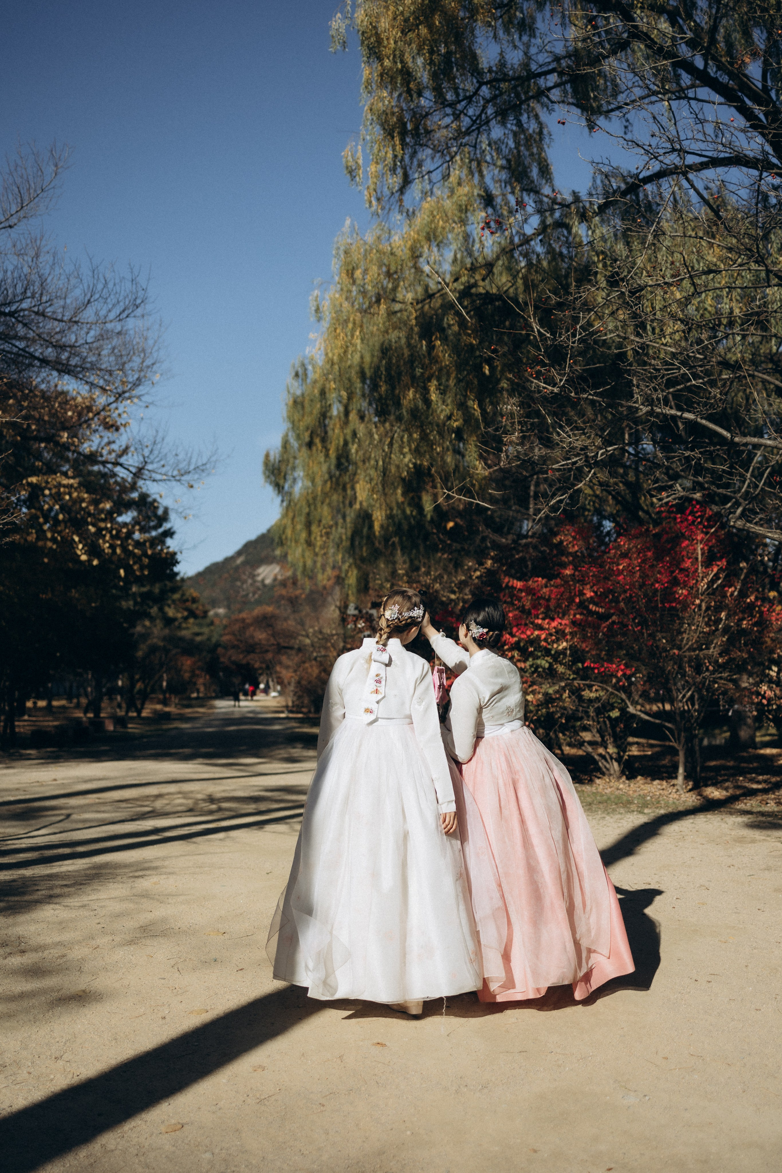 Фотосессия Маши и Саши в ханбоках. Фотограф Артем Бросов в Санкт-Петербурге и Дубае