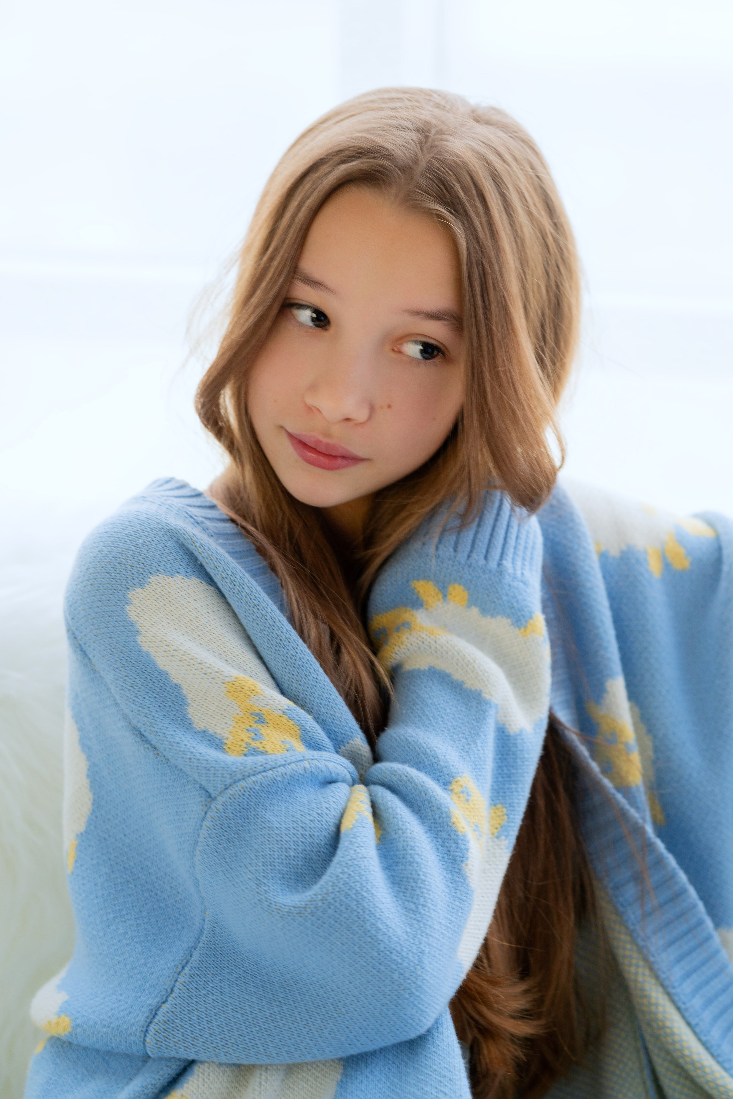 Подростковая съёмка с цветком, лампой