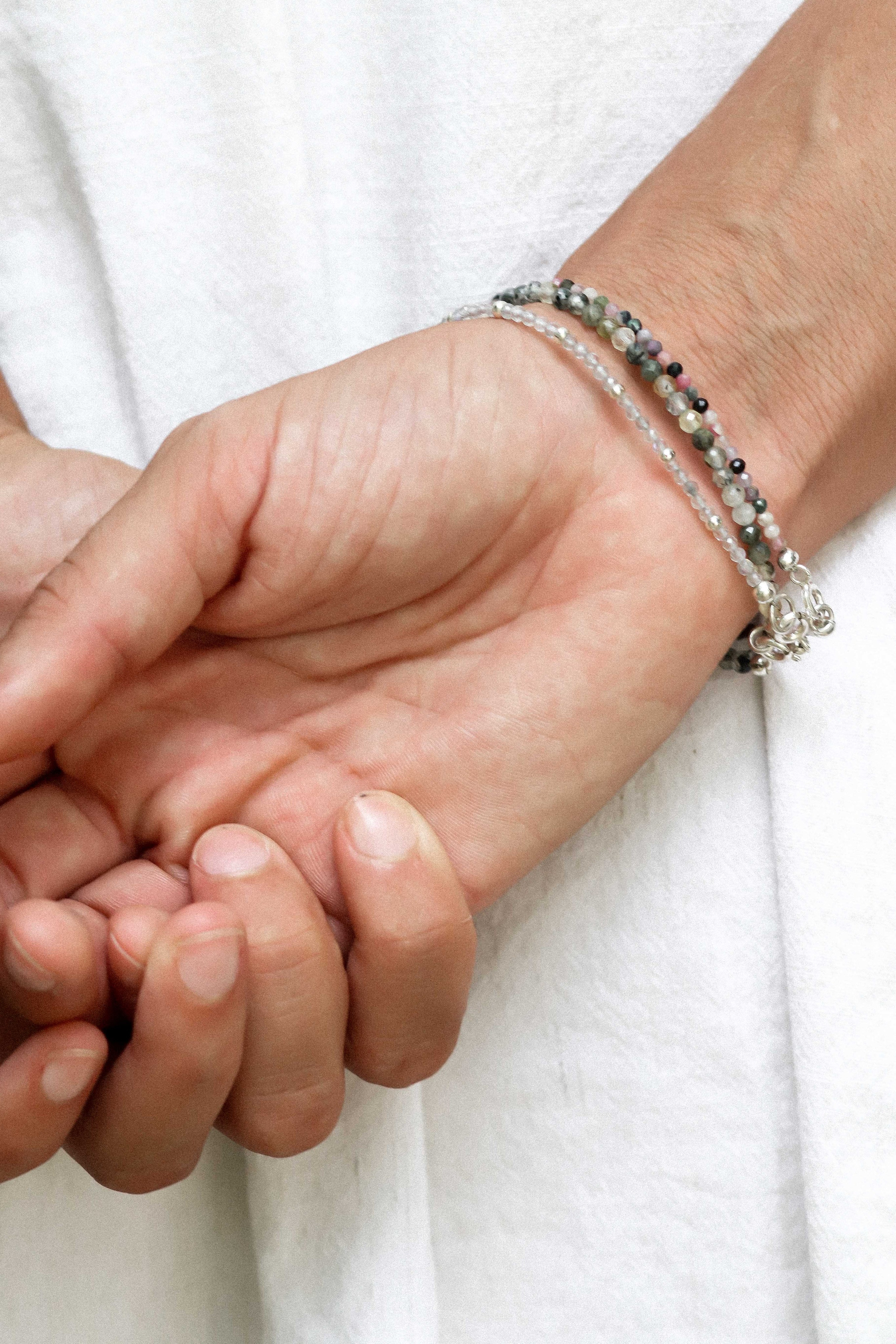 Коллекция украшения из натуральных камней. Фотограф на Шри-Ланке