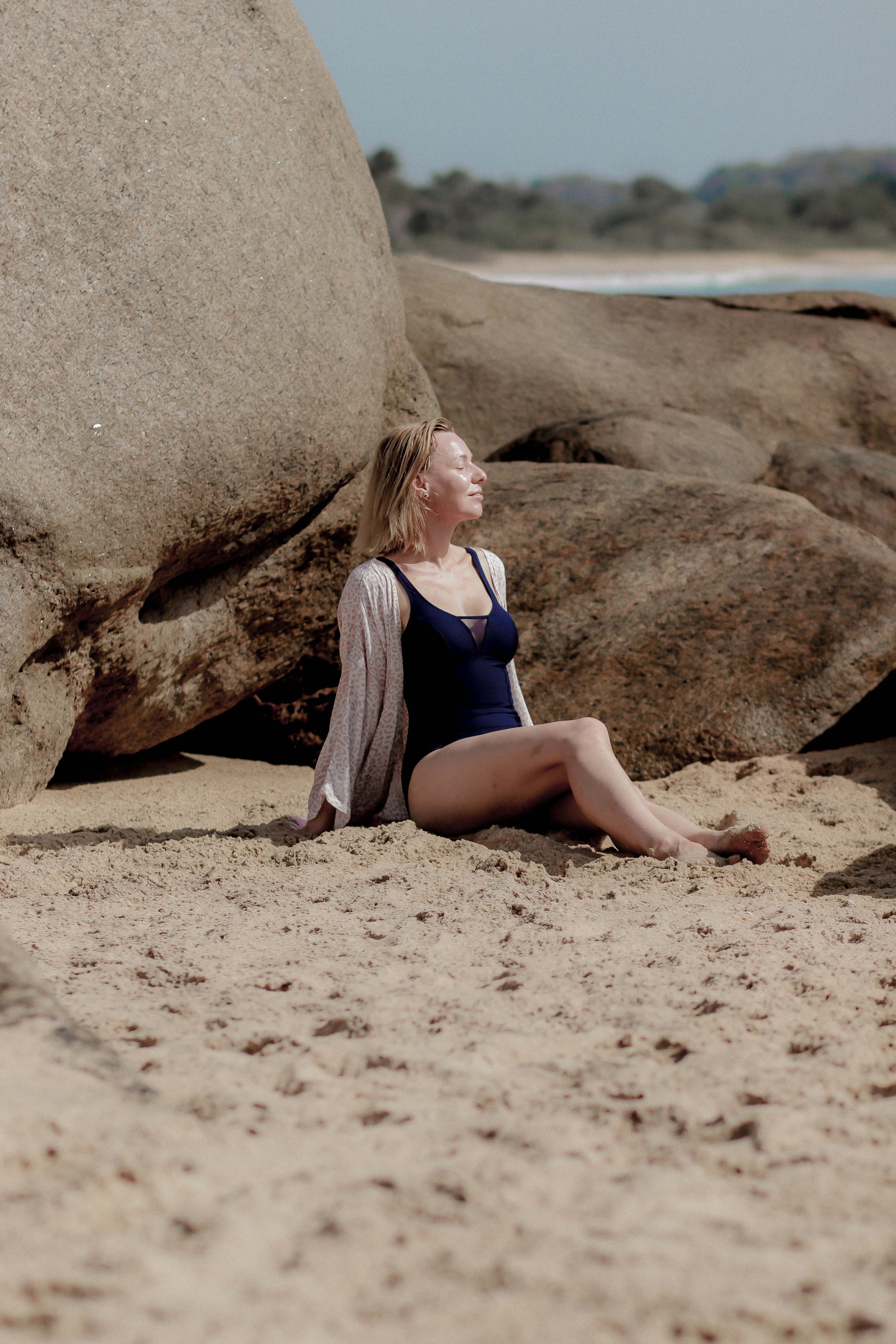 Экспресс-съемка 30 мин: девушка с серфом в воде на пляже Поттувиль Шри-Ланка. Фотограф на Шри-Ланке