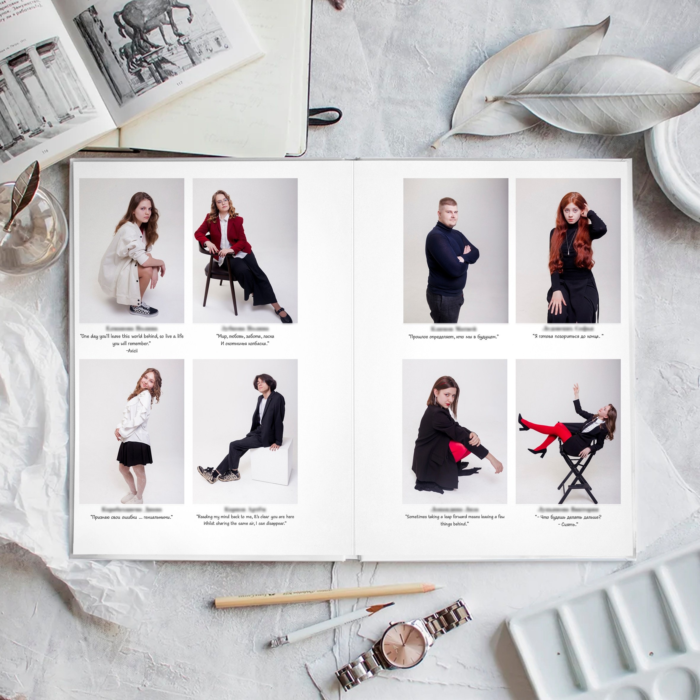 Разворот альбома с фото одноклассников, фамилией, именем и пожеланием другим.