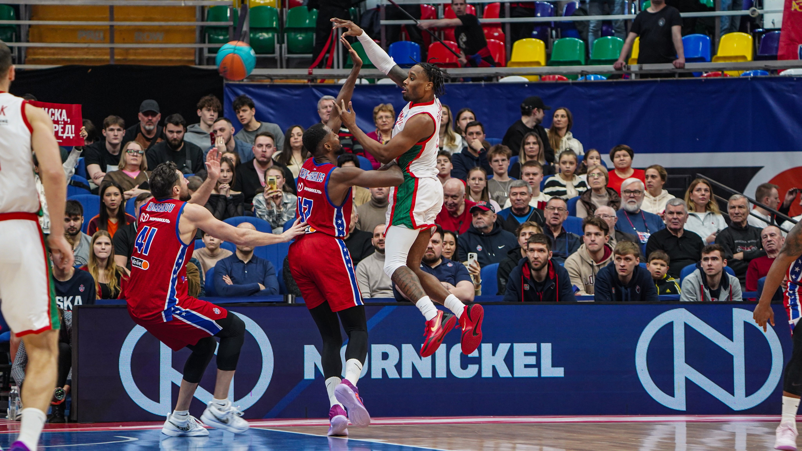 Баскетбол. ЦСКА-Локомотив Кубань (19.01.25). Автомобильный фотограф Шакая Кирилл