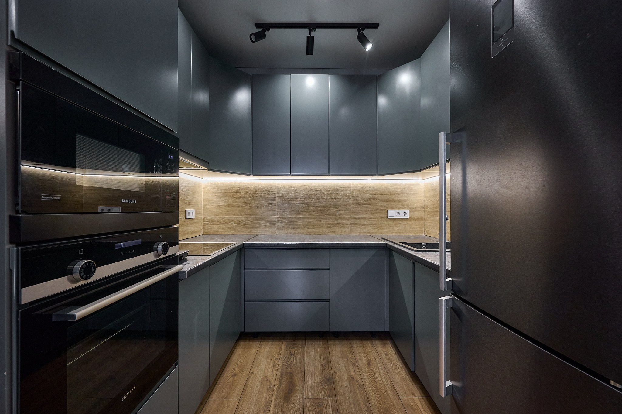 кухня серые полки и ящики плита черный холодильник 