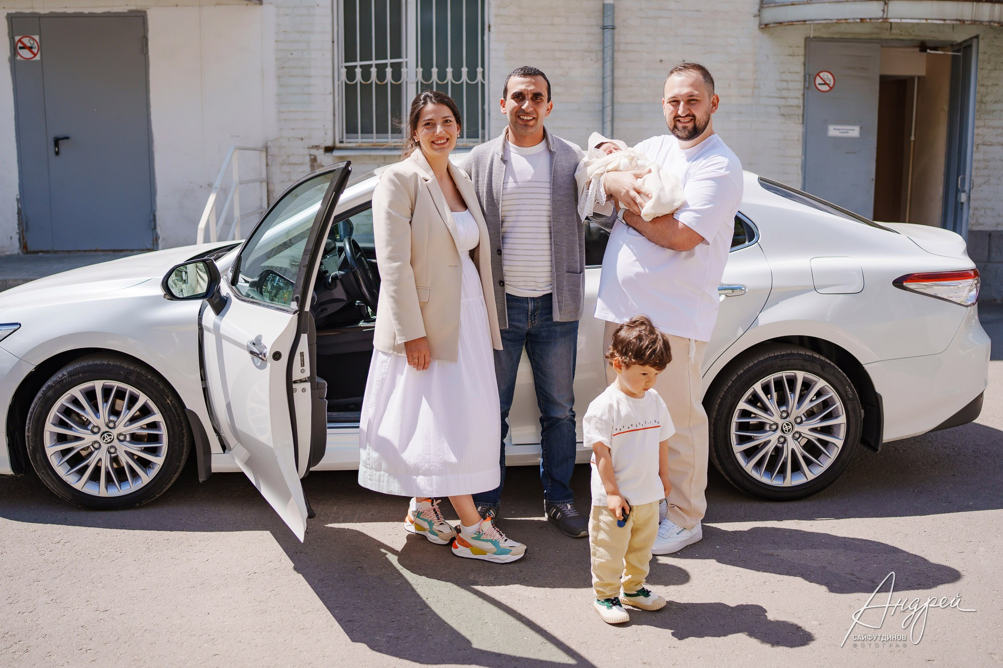 Семья с новорожденным у машины перед отъездом из роддома ЦГБ Ростова-на-Дону, фото на выписку.