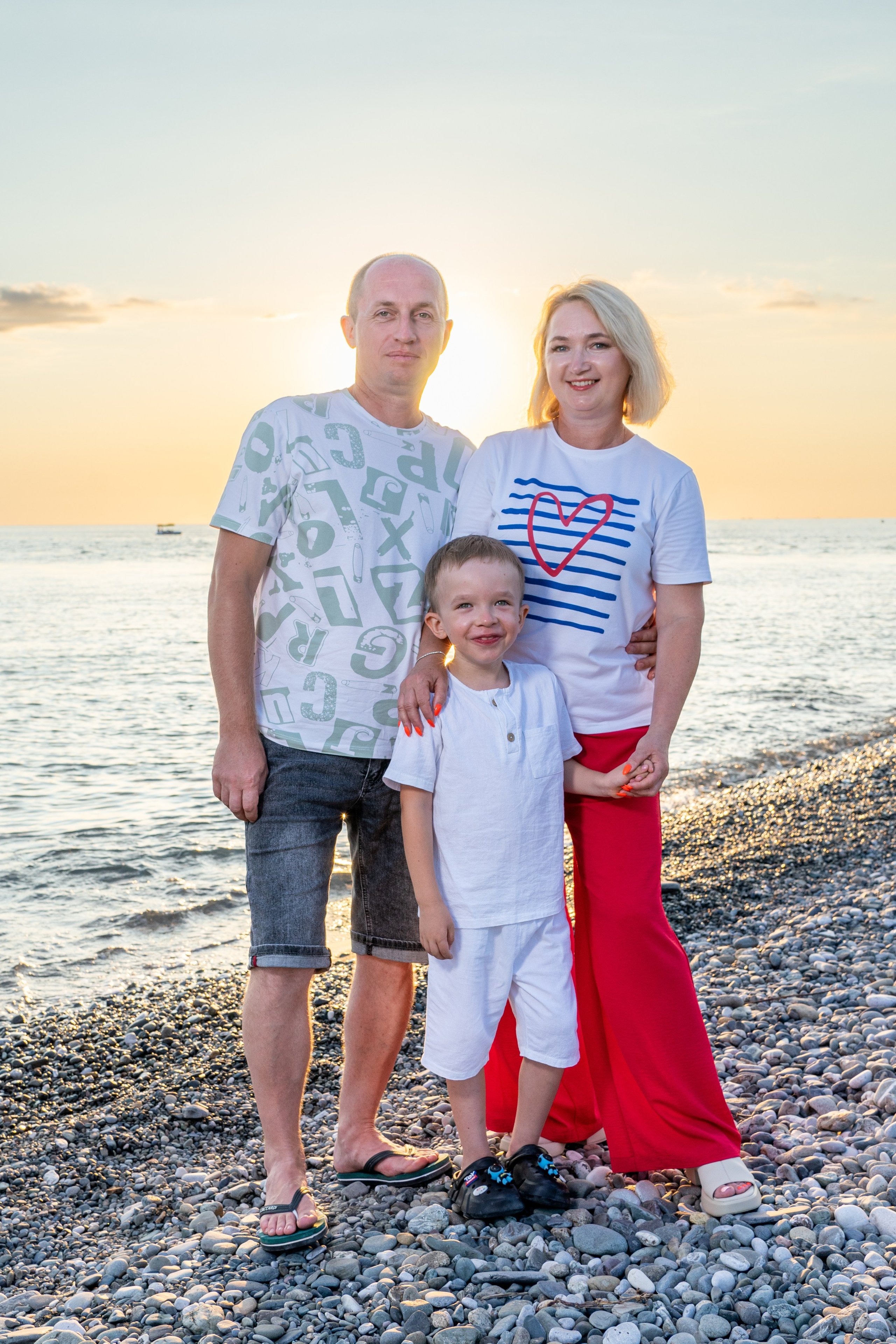 Семейная съемка на пляже в Адлере. Фотограф в Сочи Тиунова Маргарита и Тиунов Евгений