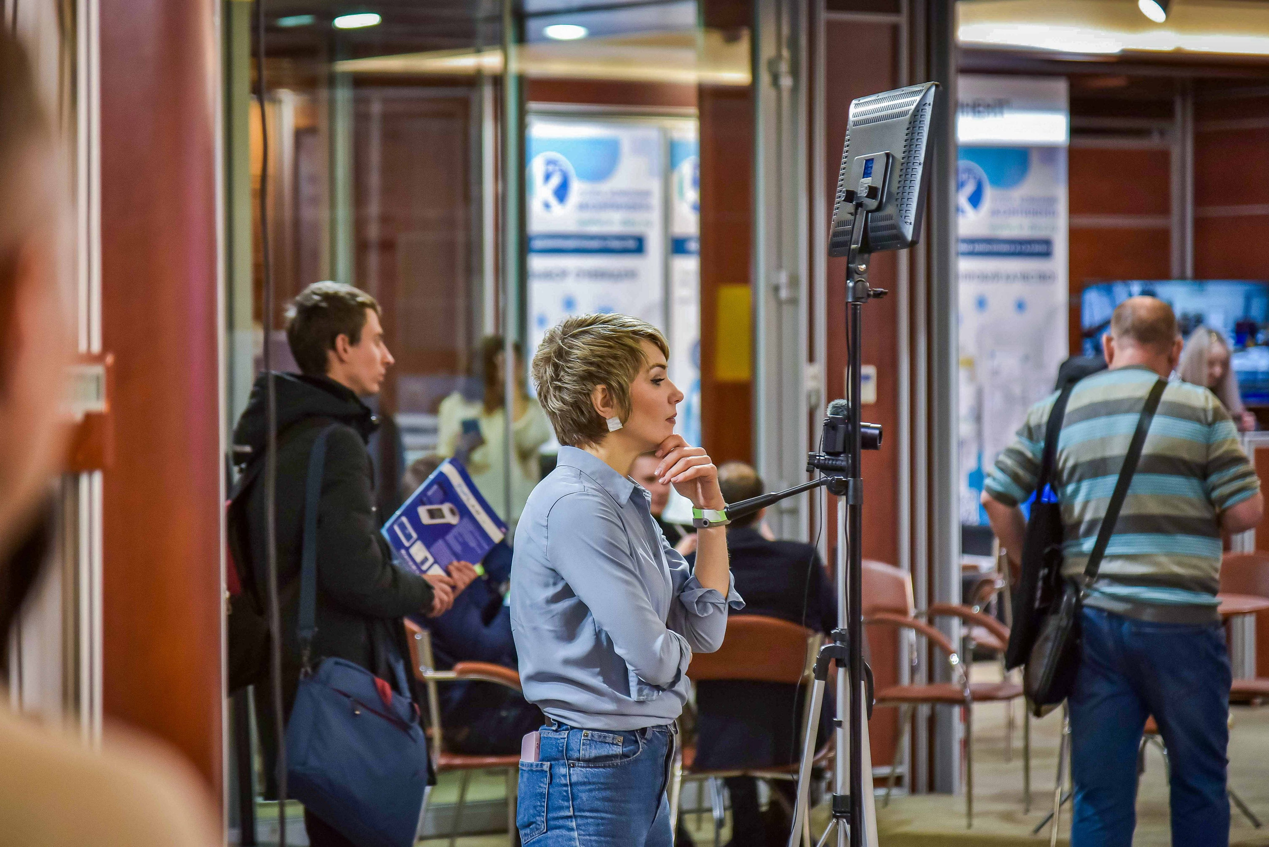 Репортажная съемка с выставки в Москве: снимок передаёт атмосферу общения между представителем компании и посетителями выставки.